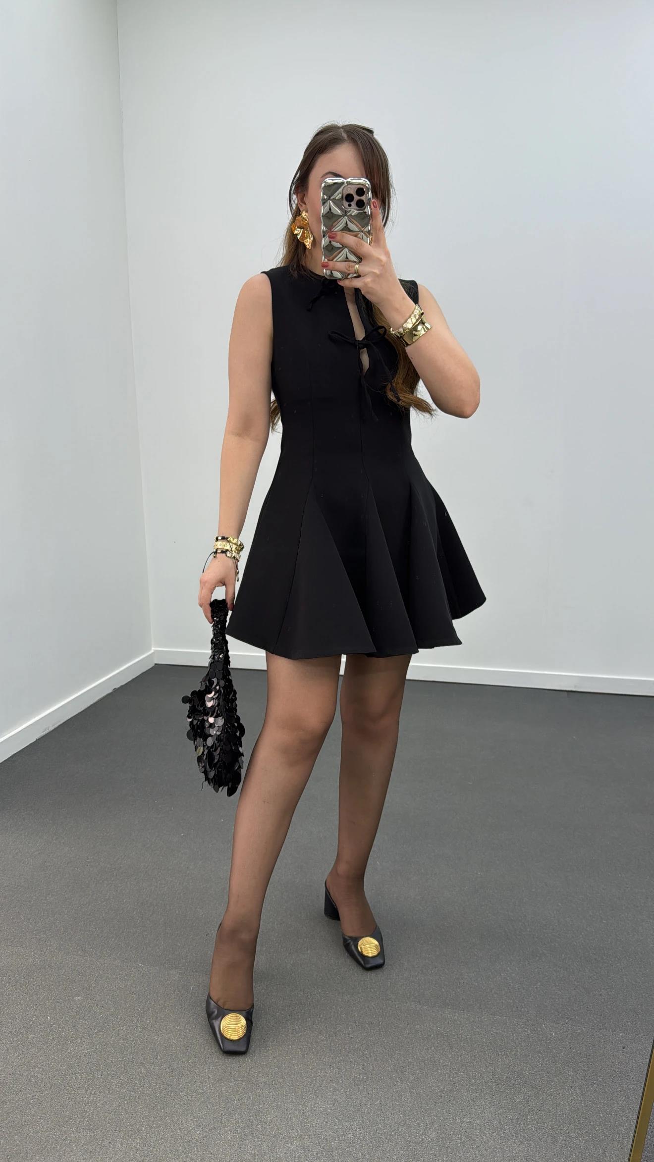 Sabrina Siyah Volanlı Fiyonk Yaka Elbise