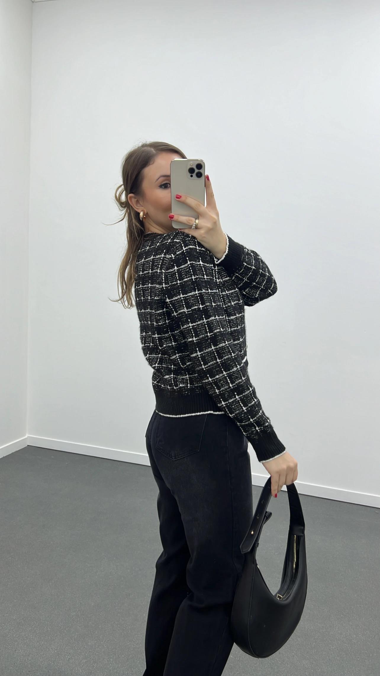 Siyah Beyaz Gold Düğmeli Hırka