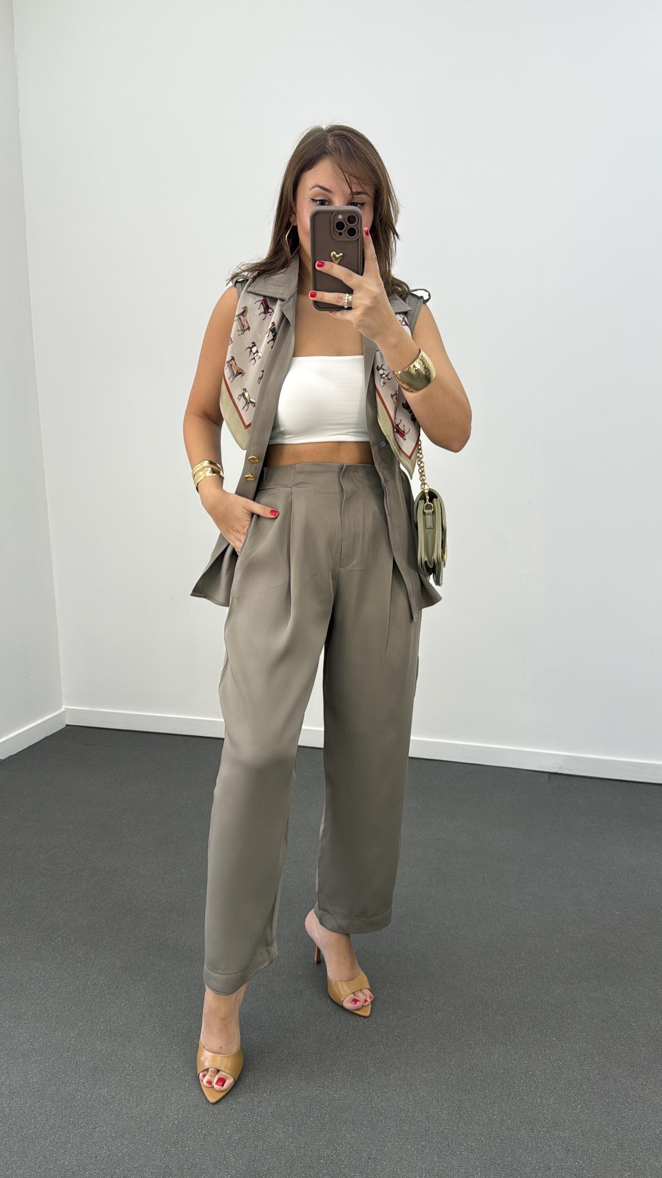 TW Yeşil Gold Düğme Detaylı Dökümlü Yelek Pantolon Takım