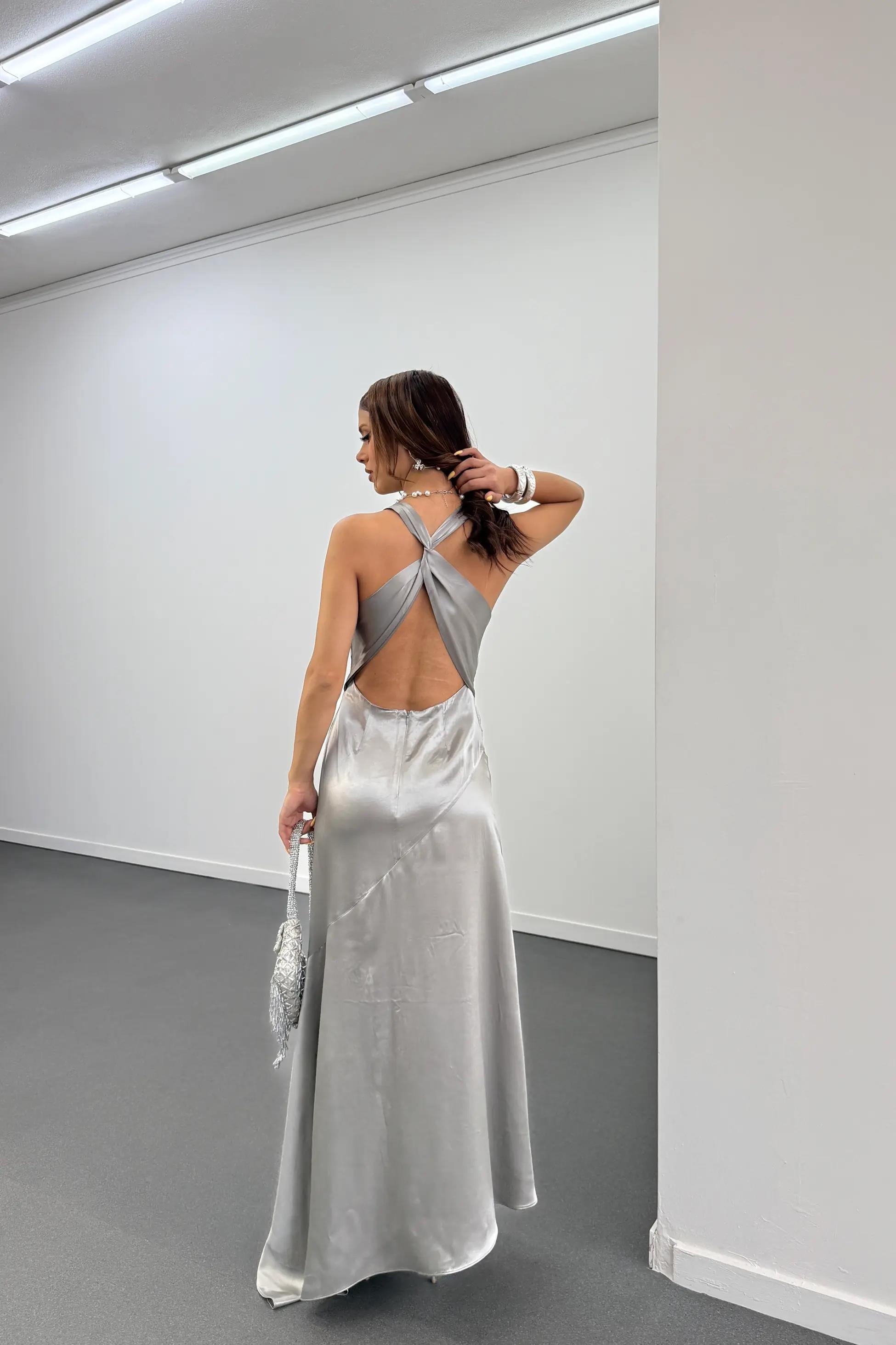 Vilda Gri Saten Asimetrik Model Çapraz Askı Maxi Elbise