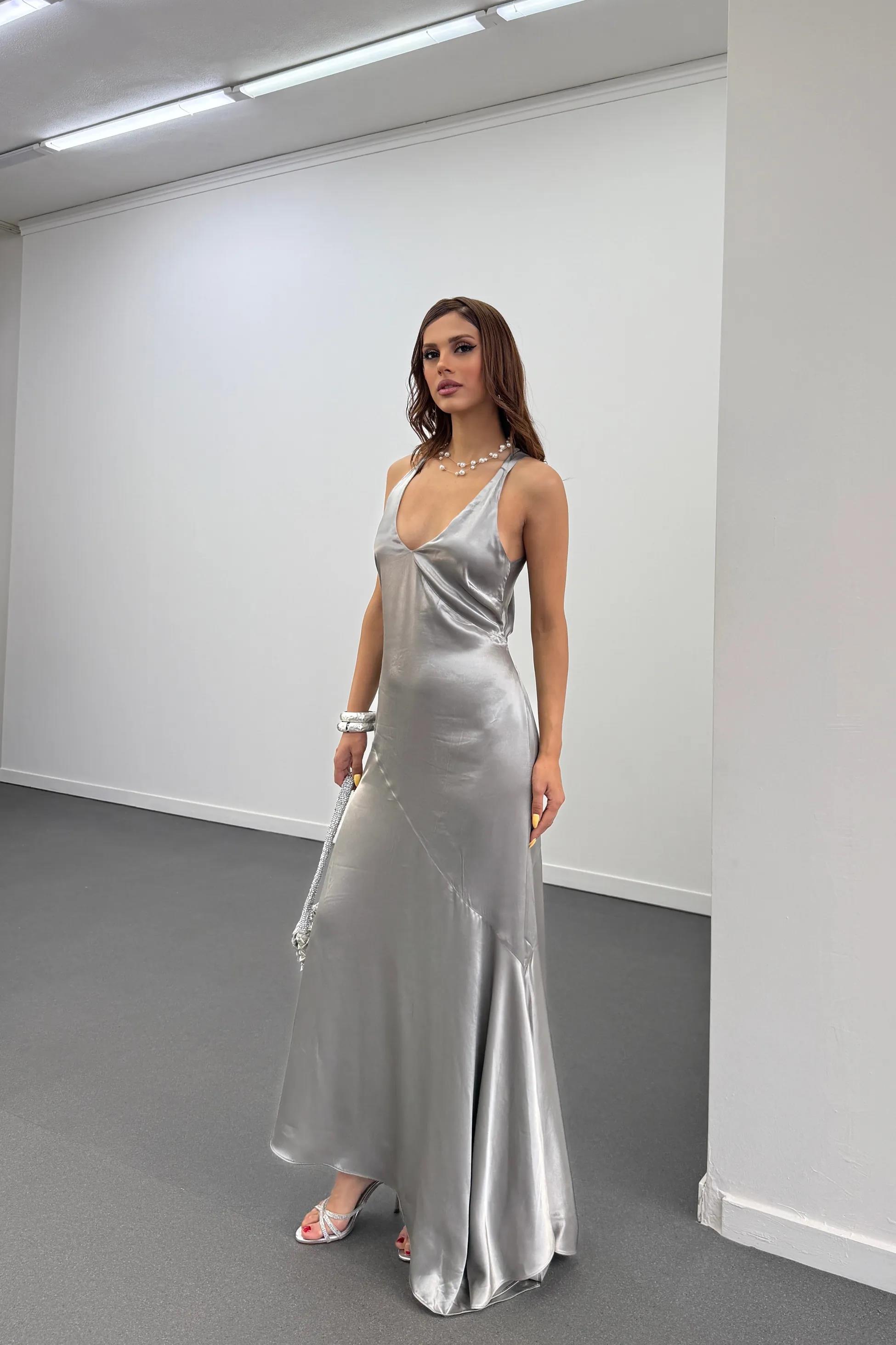 Vilda Gri Saten Asimetrik Model Çapraz Askı Maxi Elbise