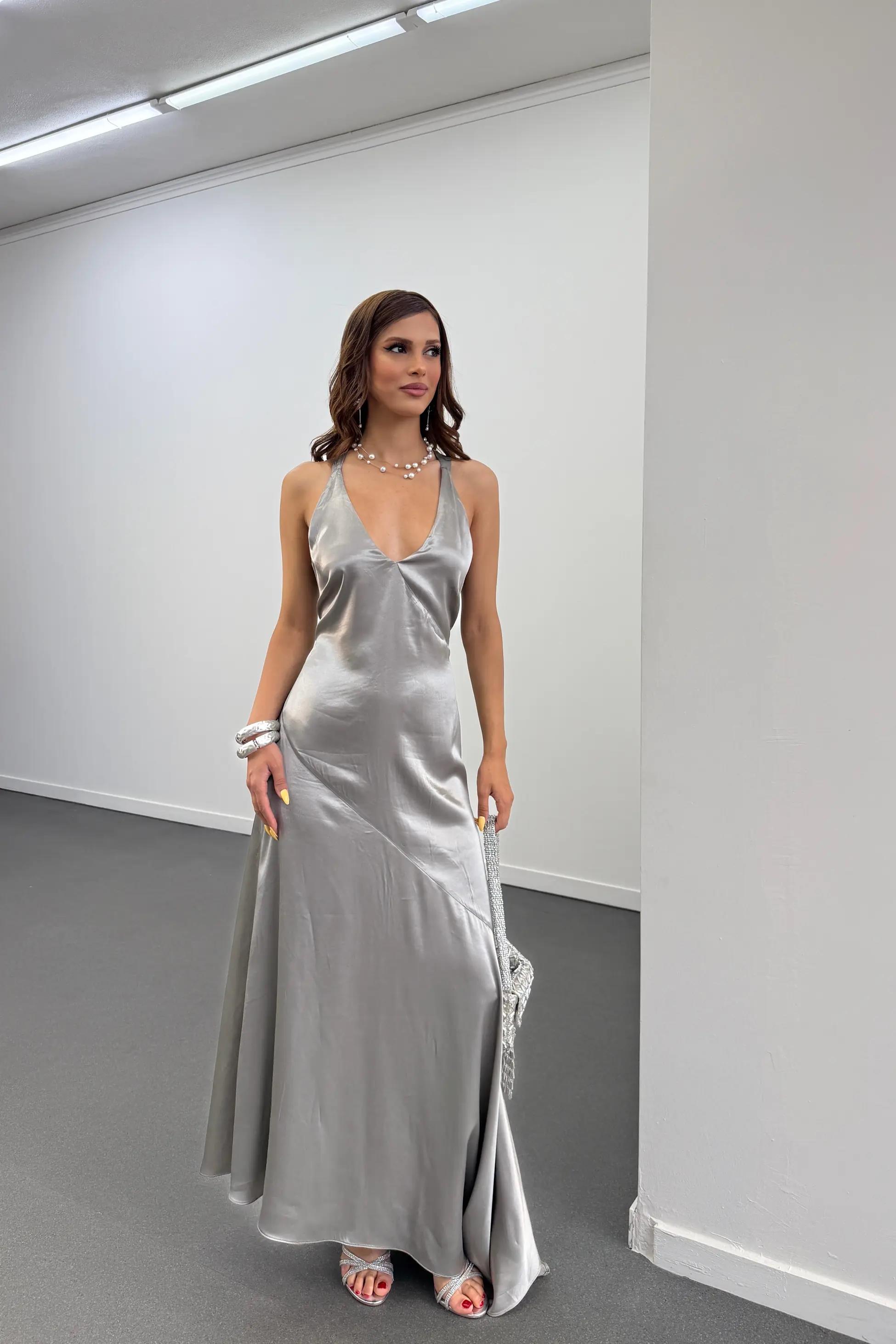 Vilda Gri Saten Asimetrik Model Çapraz Askı Maxi Elbise