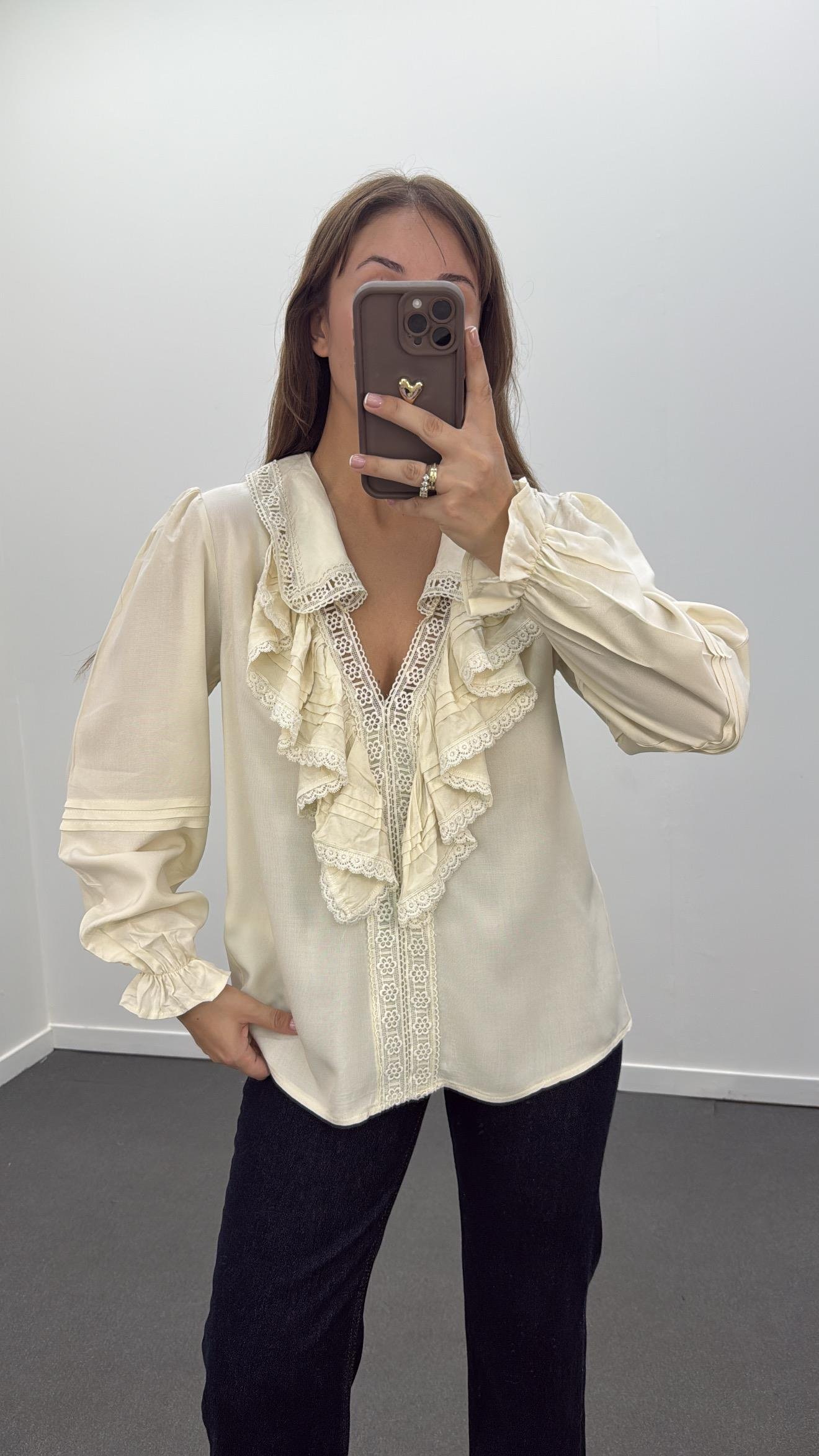 Violeta Dantel İşlemeli Özel Tasarım Gömlek