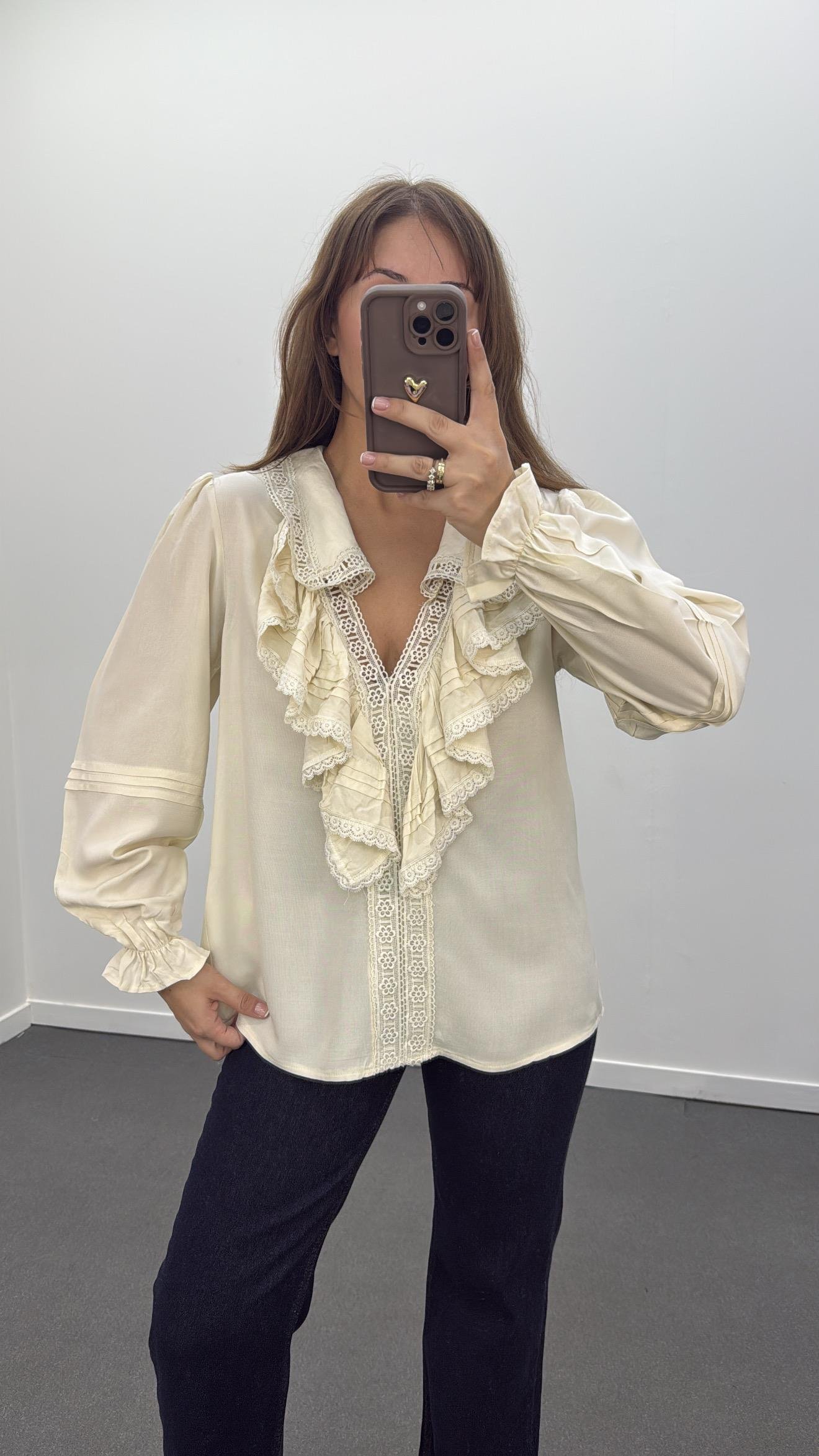 Violeta Dantel İşlemeli Özel Tasarım Gömlek