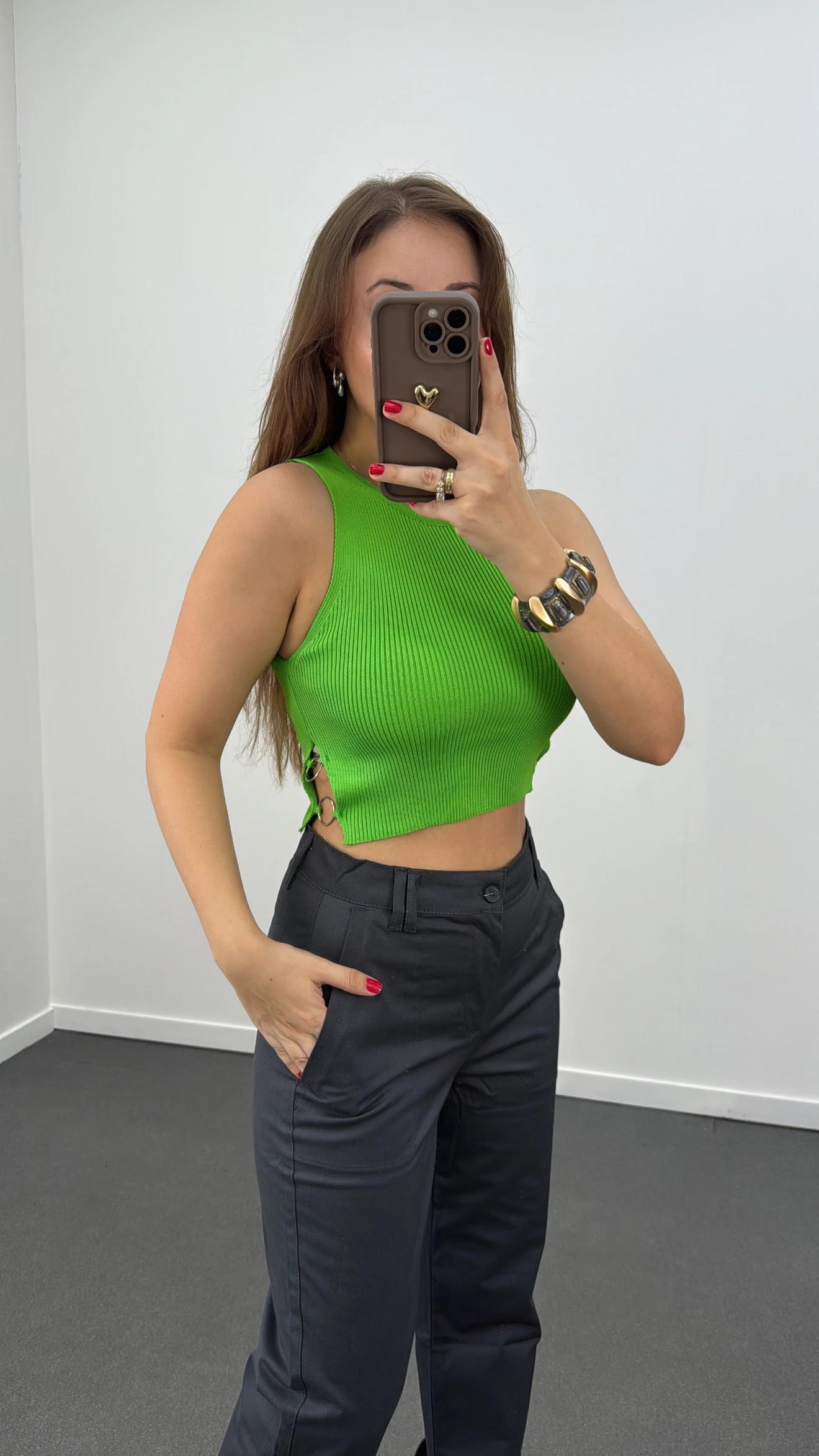 Yeşil Yanları Metal Aksesuar Detaylı Bluz