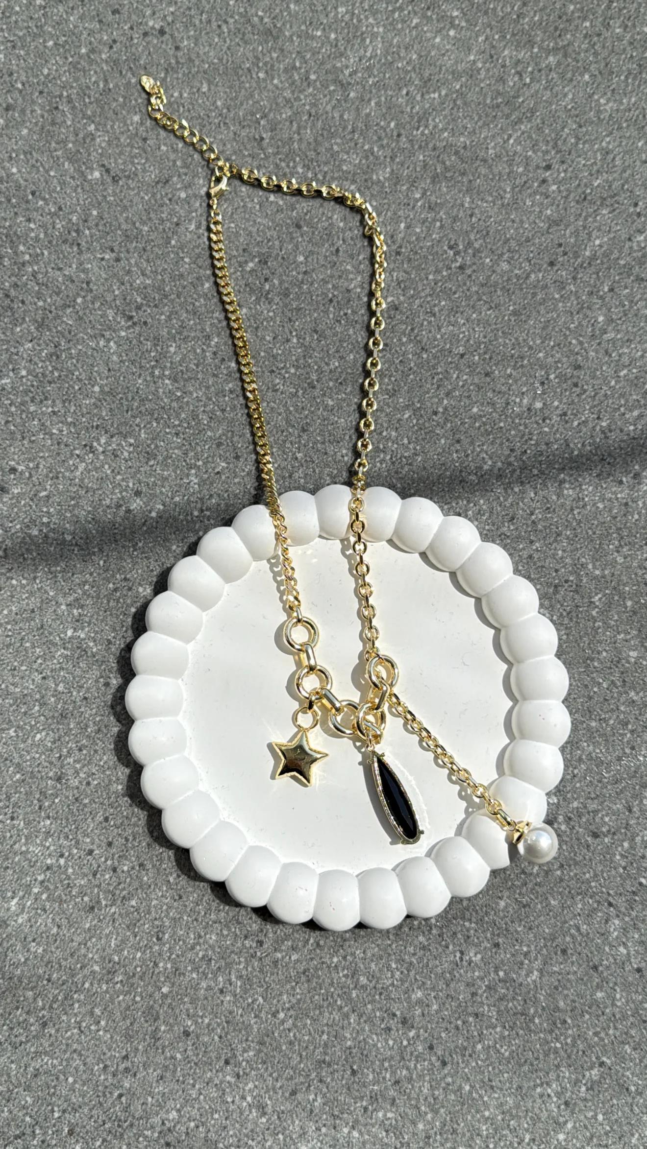 Yıldız İncili Gold Siyah Yaşlı Kolye