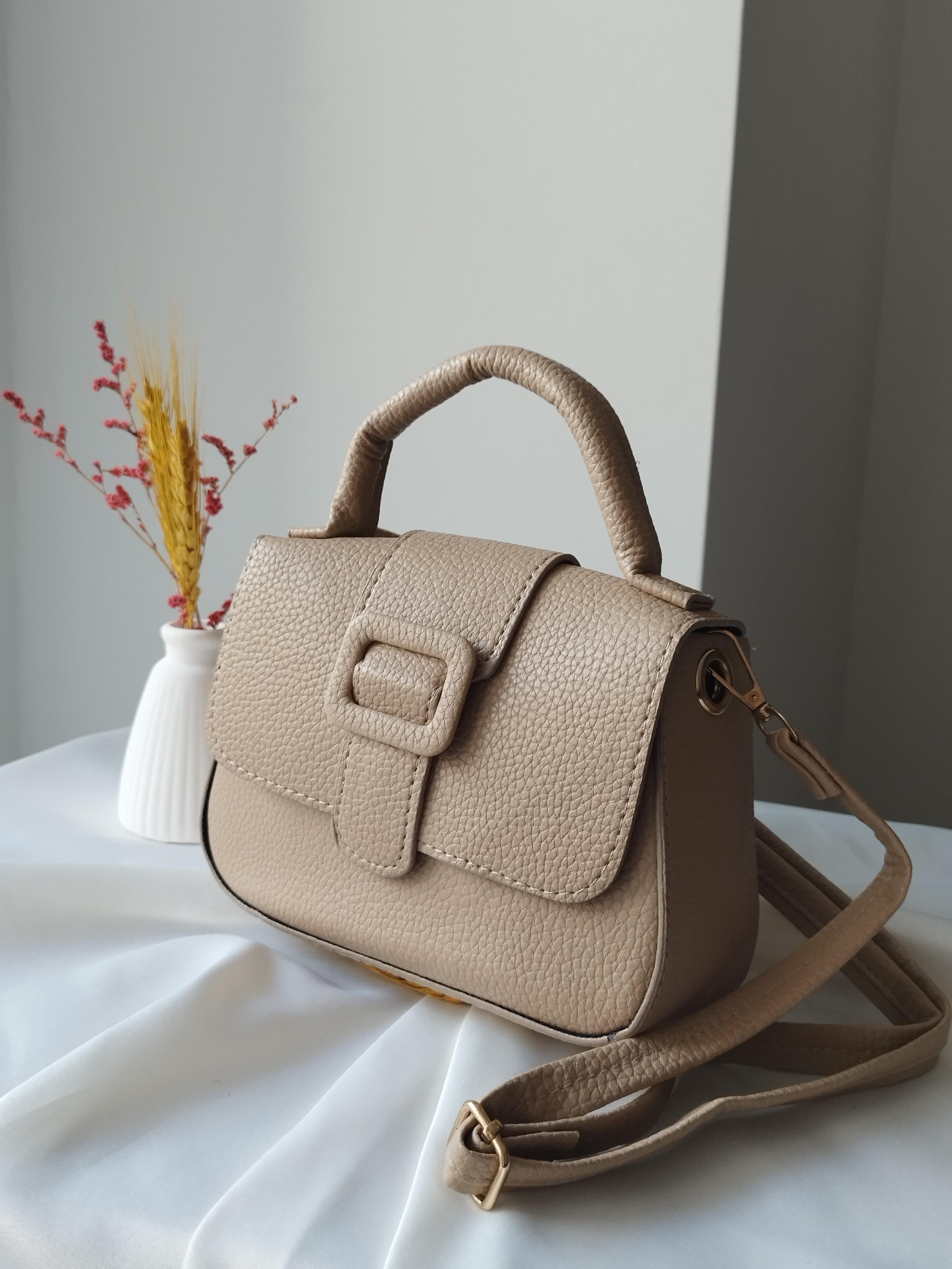 Mini Trend Baget Model Bej Kadın El ve Omuz Çantası – Günlük Şıklığın Nötr Hali