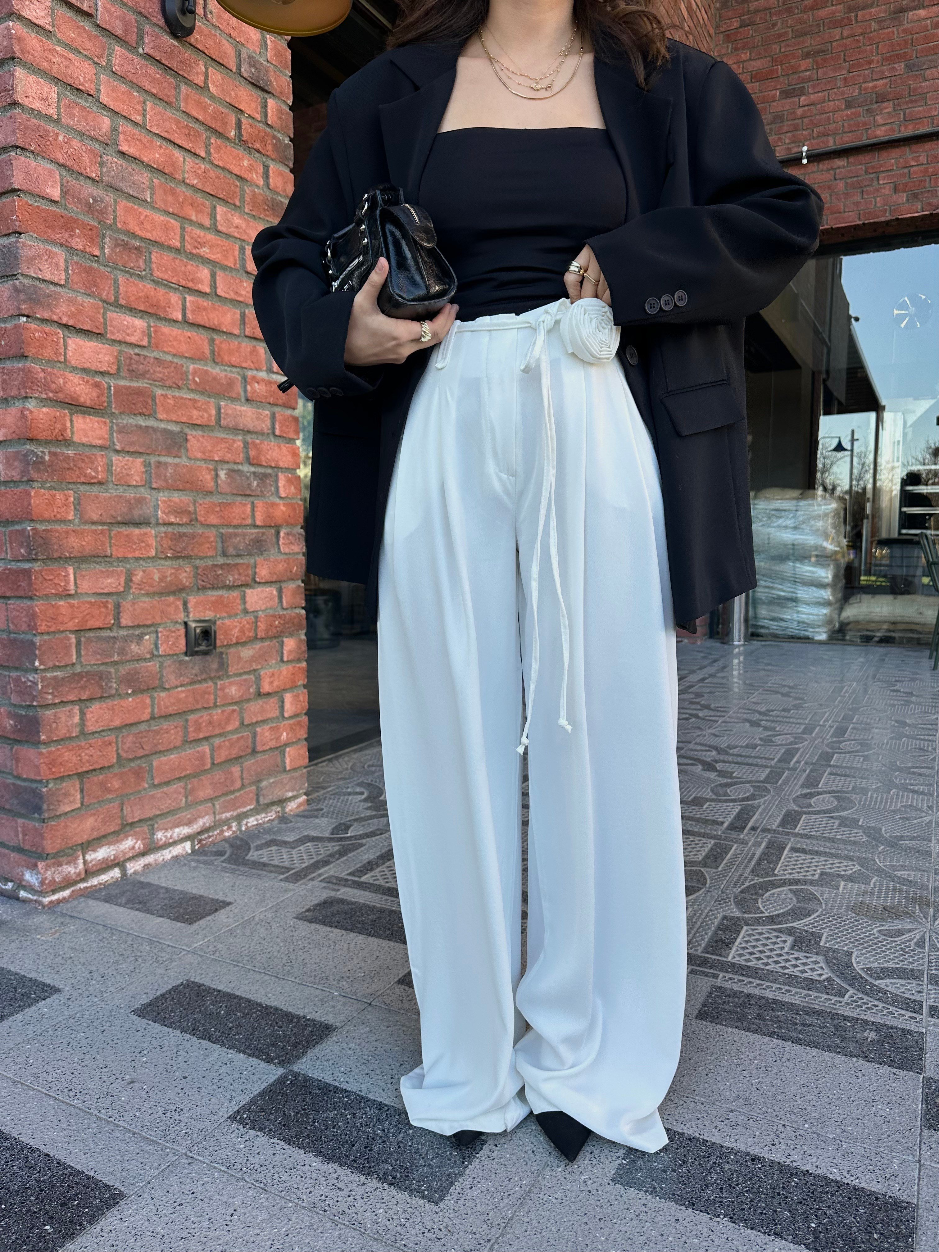 Gül Broşlu Krep Kumaş Pantolon - Ekru