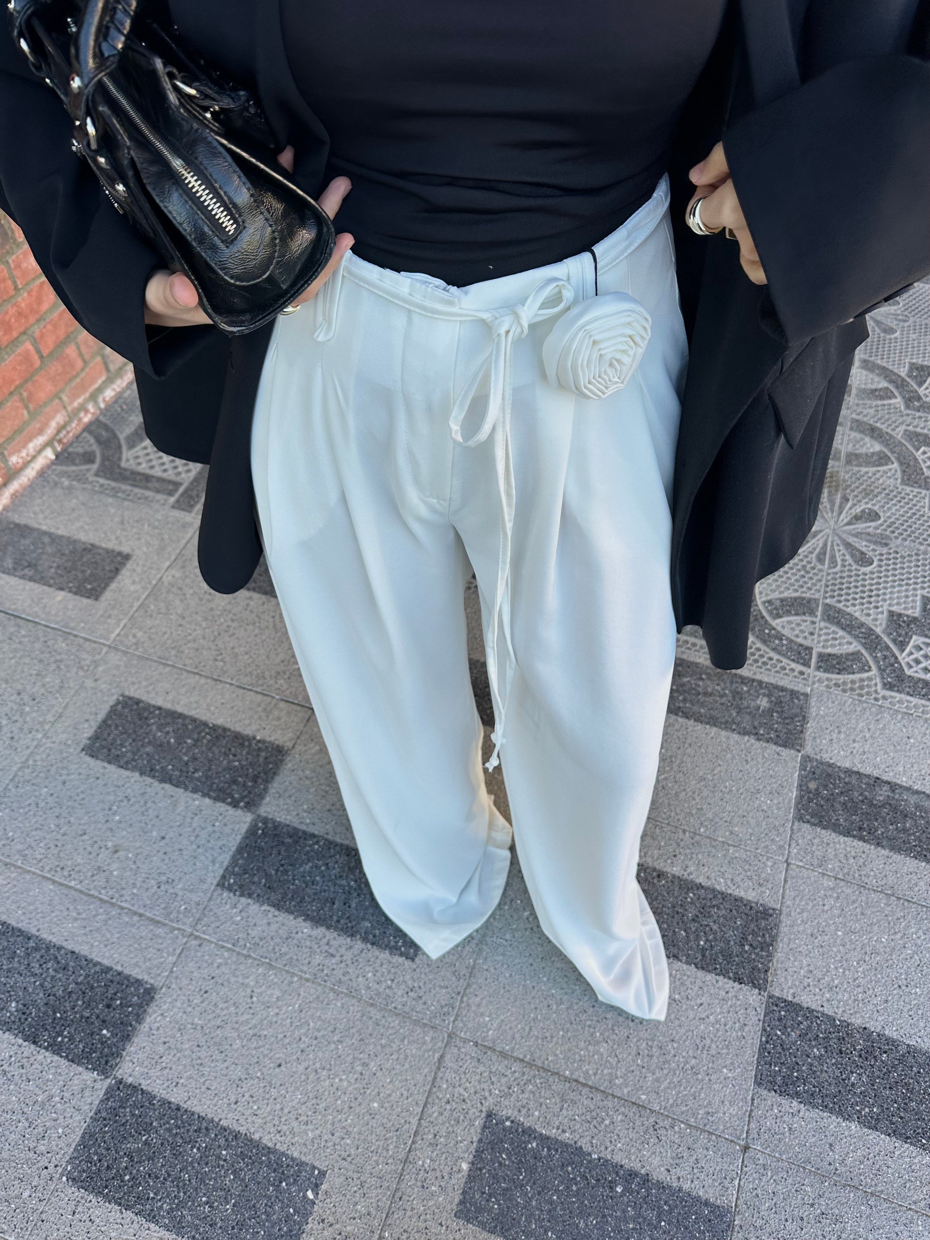 Gül Broşlu Krep Kumaş Pantolon - Ekru