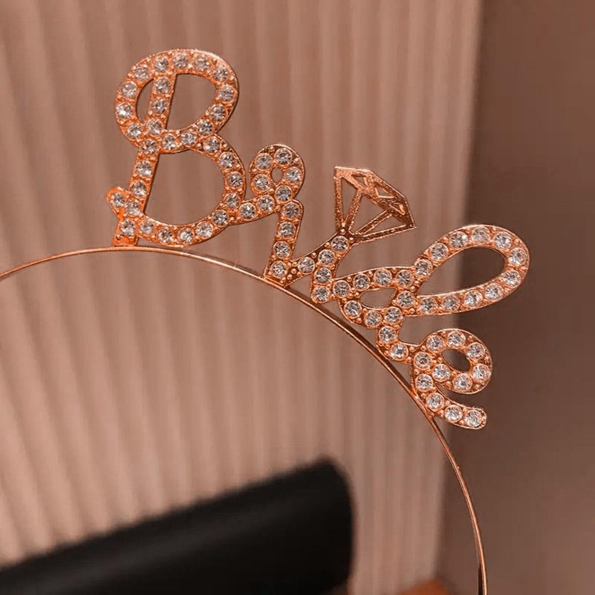 Rose Gold Renkli Taşlı “Bride” Gelin Tacı – El Yazısı Yazı Tipiyle (5293)