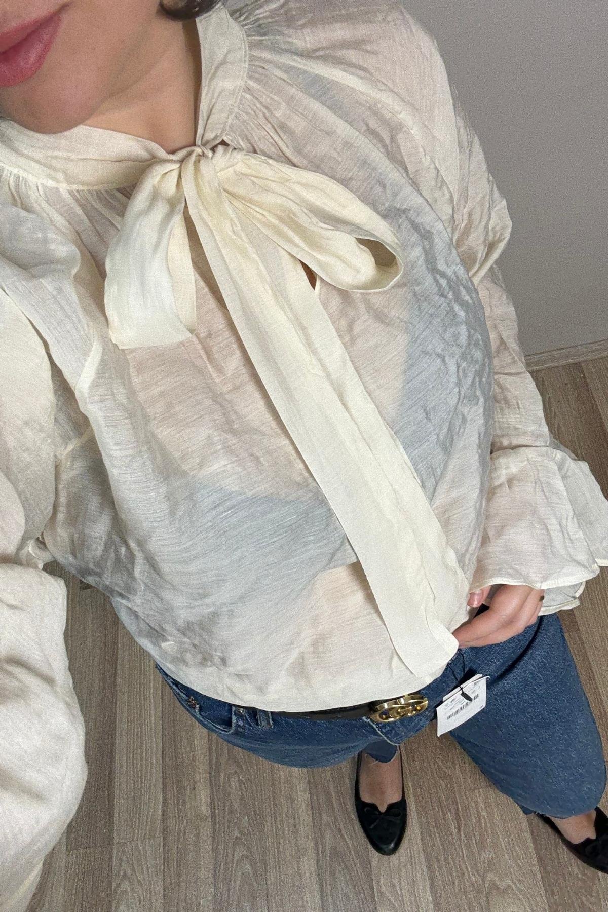Fular Detaylı Ekru Bluz