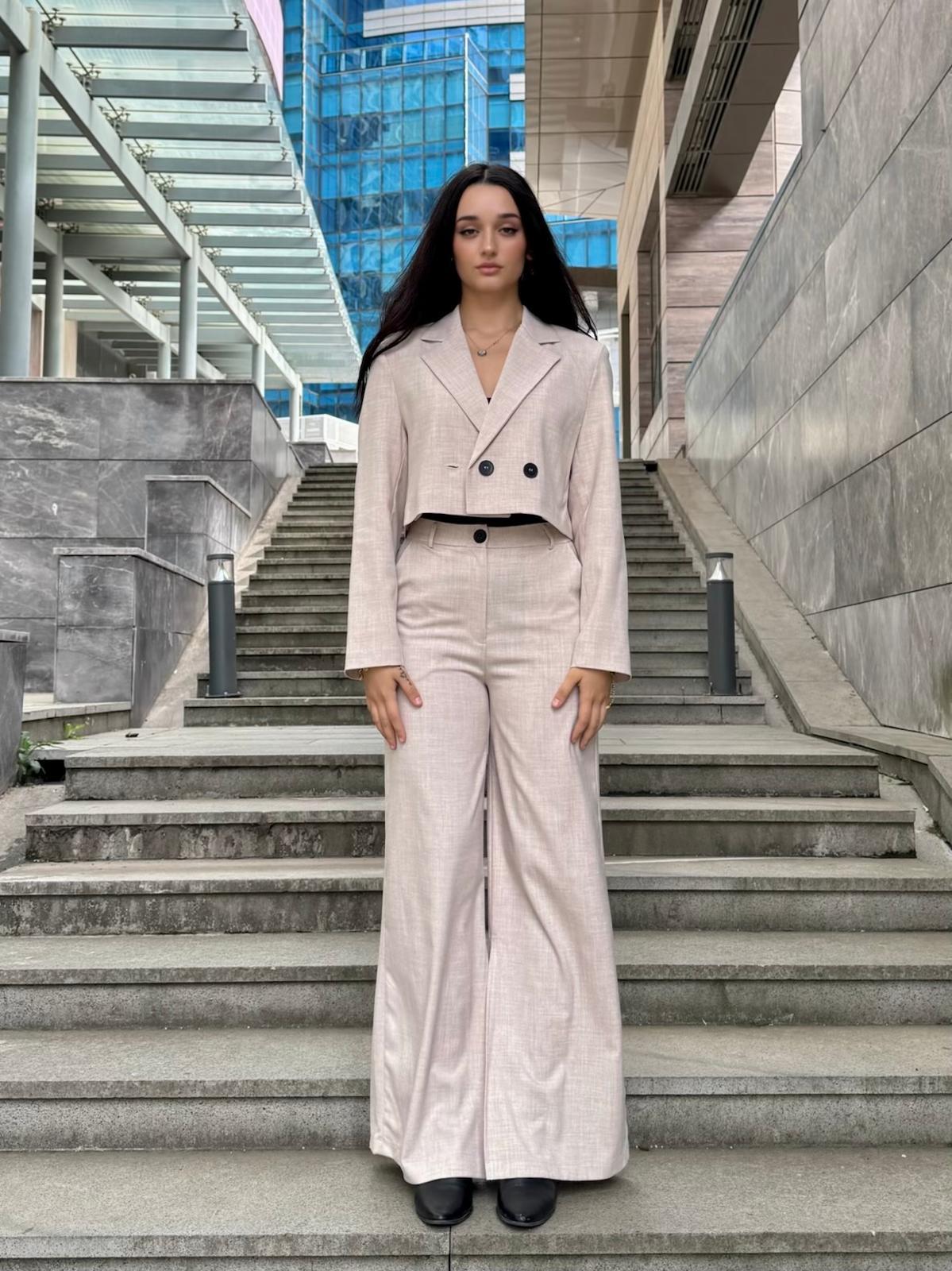 SASY Kadın Bej Rengi Kısa Crop Blazer ve Yırtmaç Detaylı Pantolon Alt Üst Takım