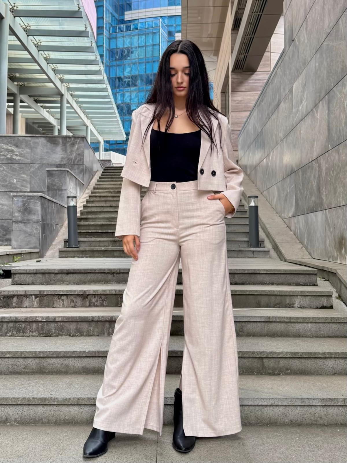 SASY Kadın Bej Rengi Kısa Crop Blazer ve Yırtmaç Detaylı Pantolon Alt Üst Takım