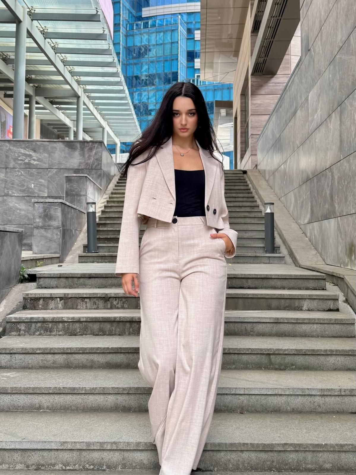 SASY Kadın Bej Rengi Kısa Crop Blazer ve Yırtmaç Detaylı Pantolon Alt Üst Takım