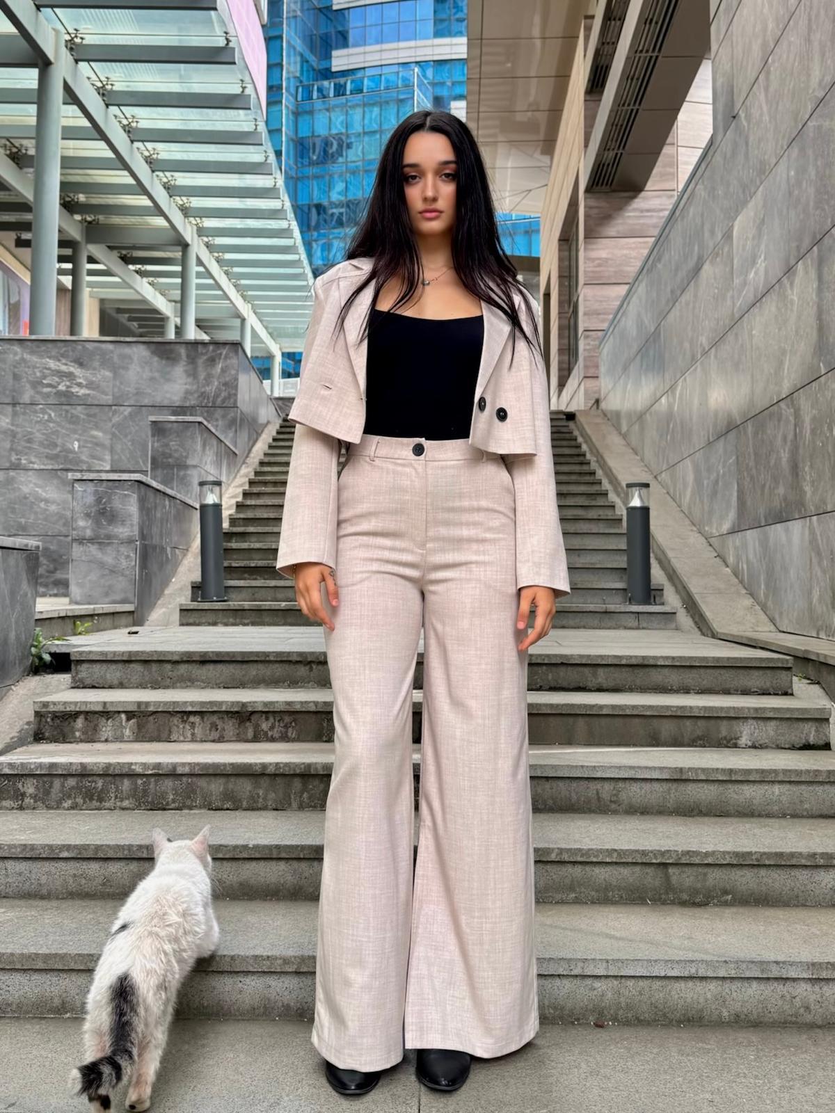 SASY Kadın Bej Rengi Kısa Crop Blazer ve Yırtmaç Detaylı Pantolon Alt Üst Takım