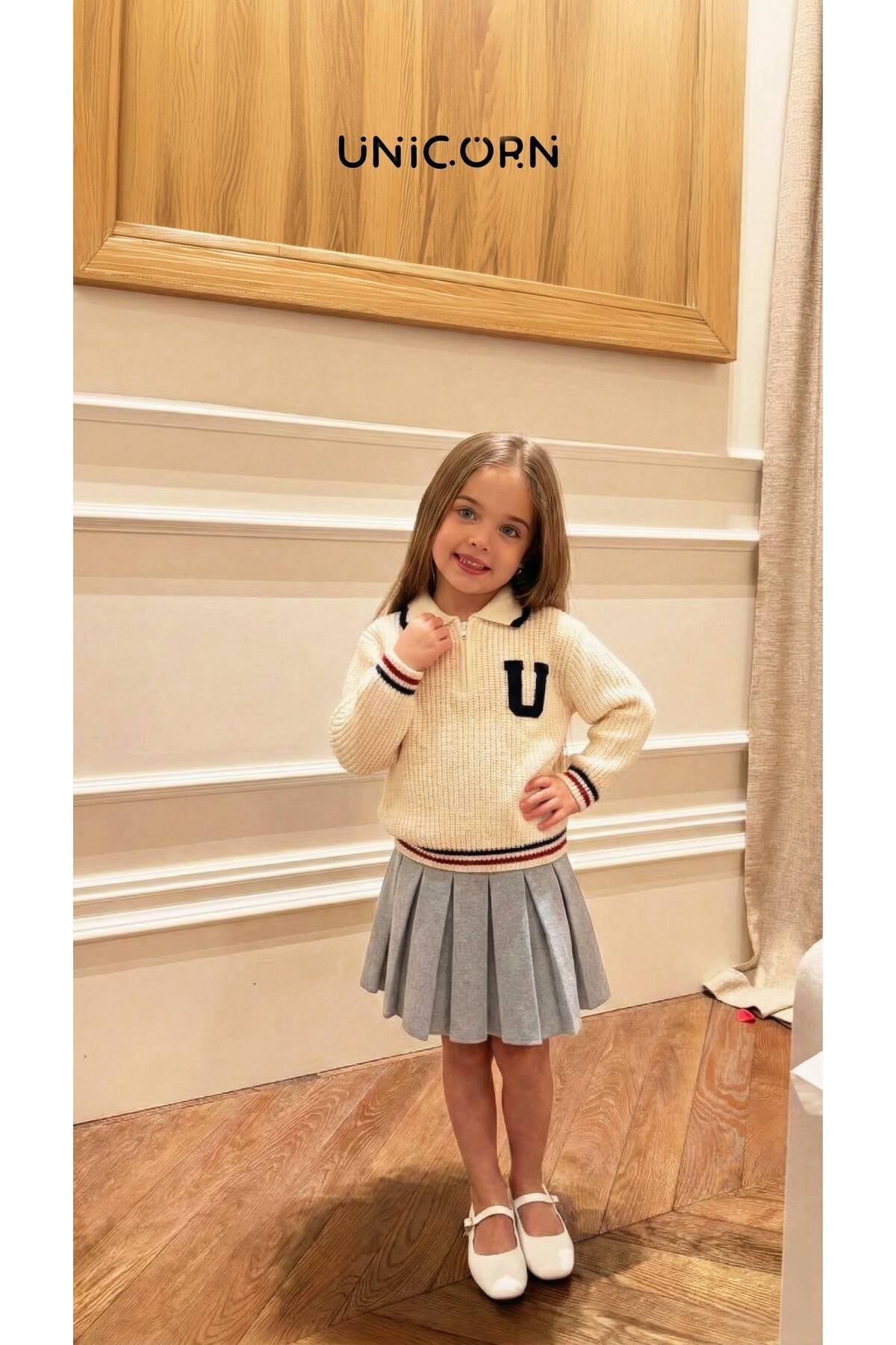 Unicorn Kız Çocuk Ekru Kolej Stil Logolu Fermuarlı Hırka ve Gri Pileli Etek Takım
