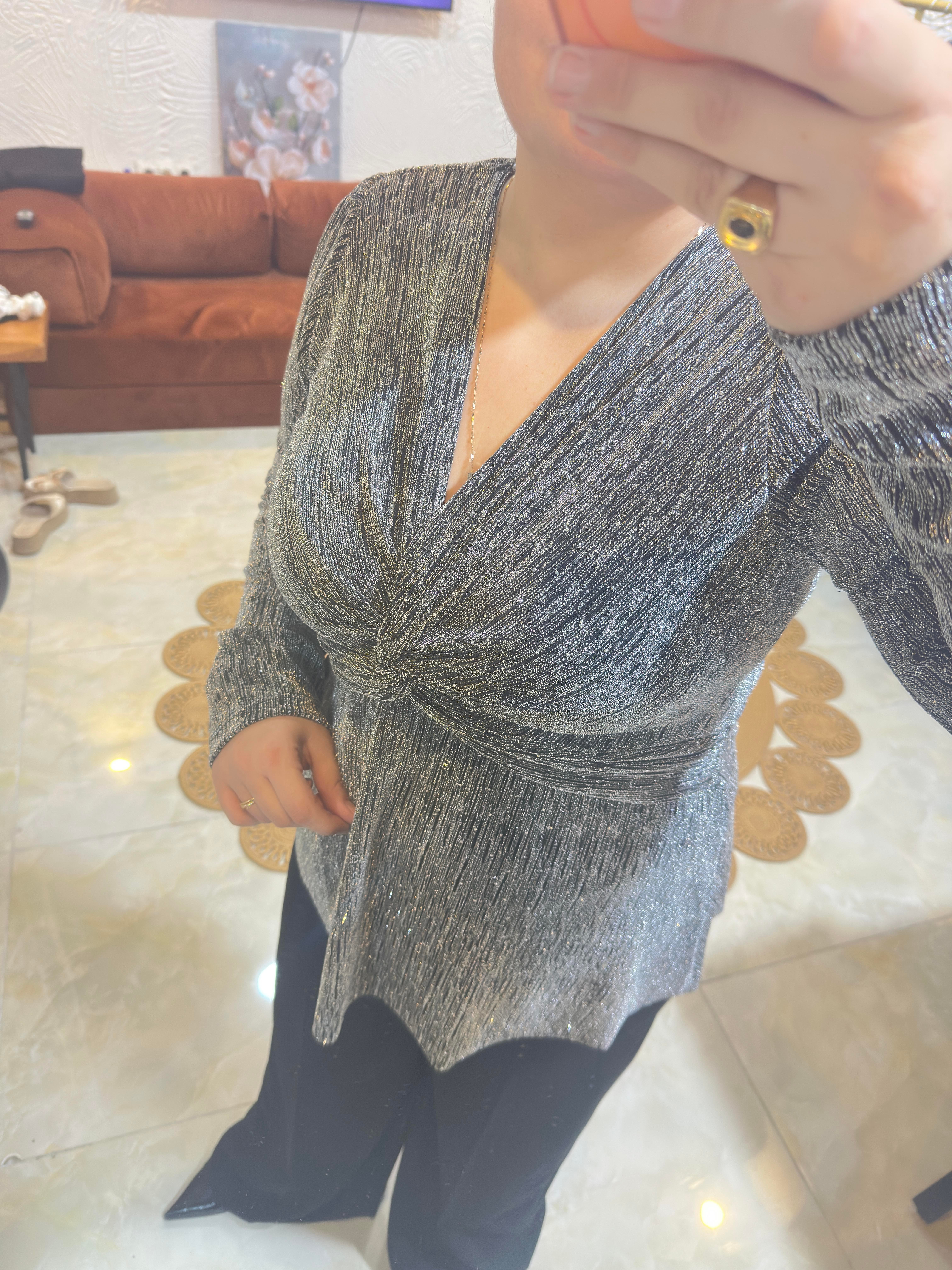 Göğüs Detaylı Parlak Bluz