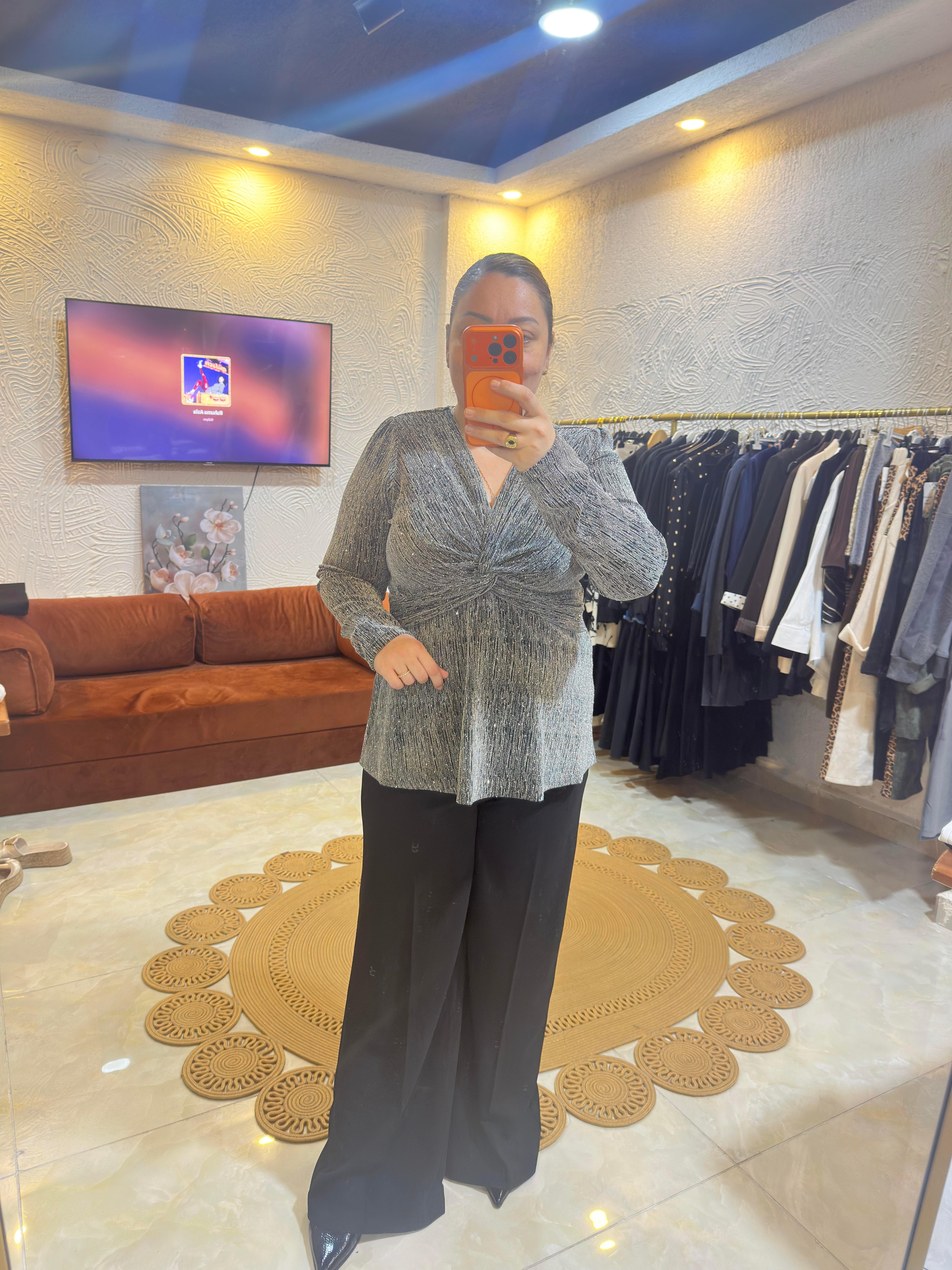 Göğüs Detaylı Parlak Bluz