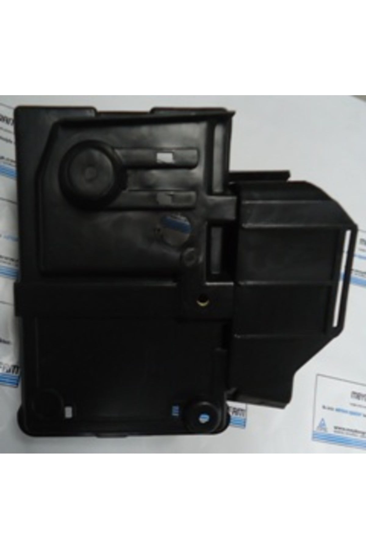 828-4412 FORD FOCUS- SD/HB- 05/07; AKÜ YUVA PLASTİĞİ ALT (FAM)