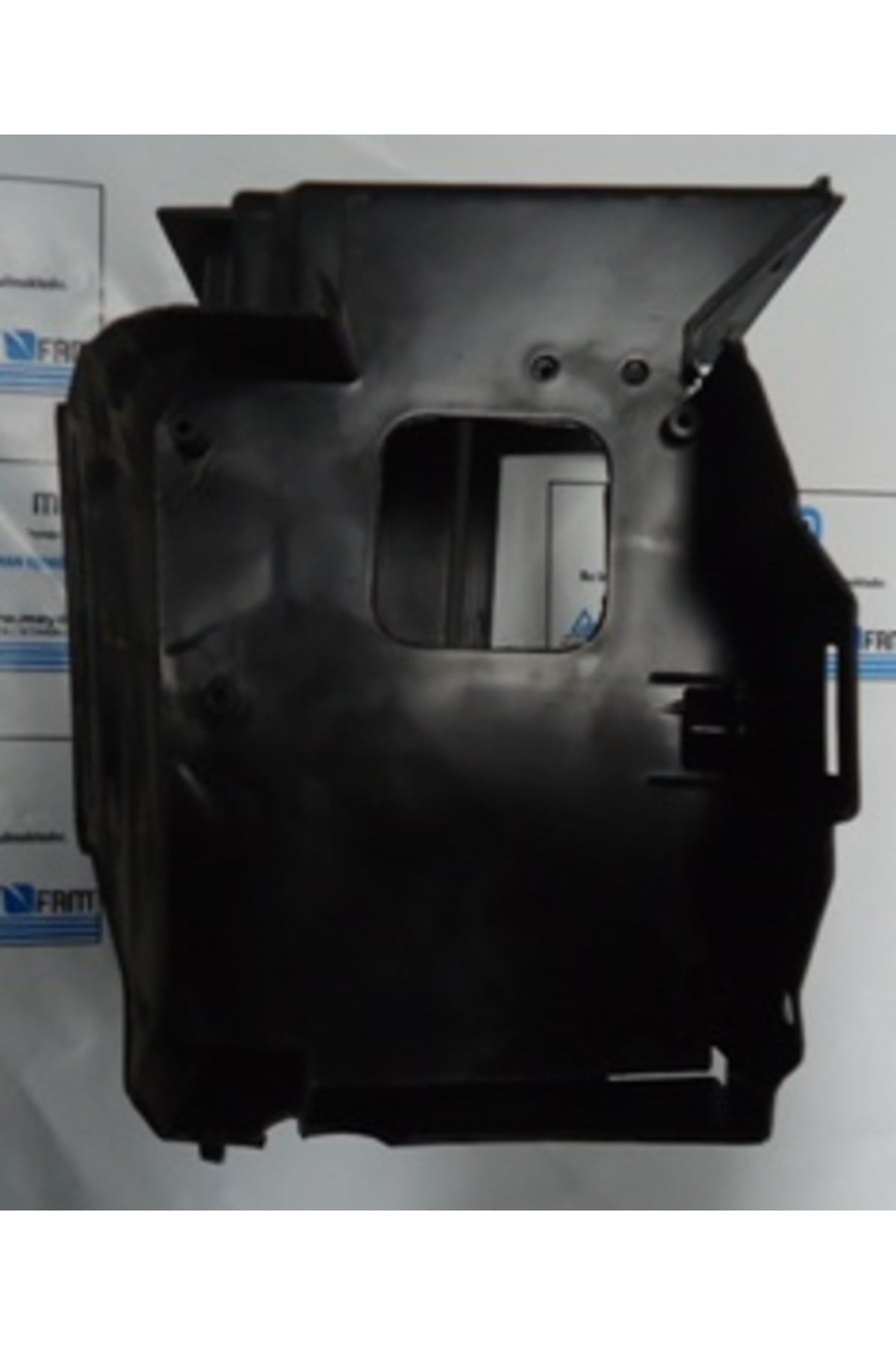 828-4412 FORD FOCUS- SD/HB- 05/07; AKÜ YUVA PLASTİĞİ ALT (FAM)
