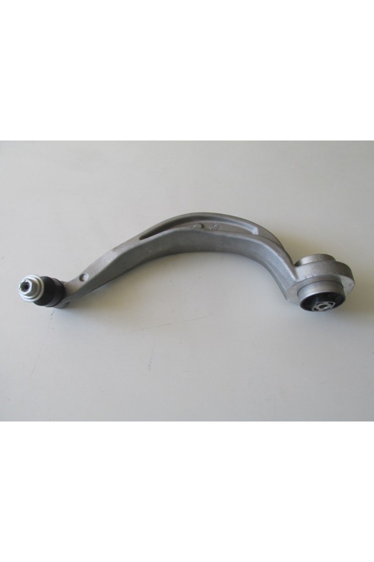 Audı A4- 08/12 Ön Alt Tabla Sağ Eğri Tip Burçlu/rotilli (65 Mm M14) (salıncak) Alüminyum (sh) 8k0407