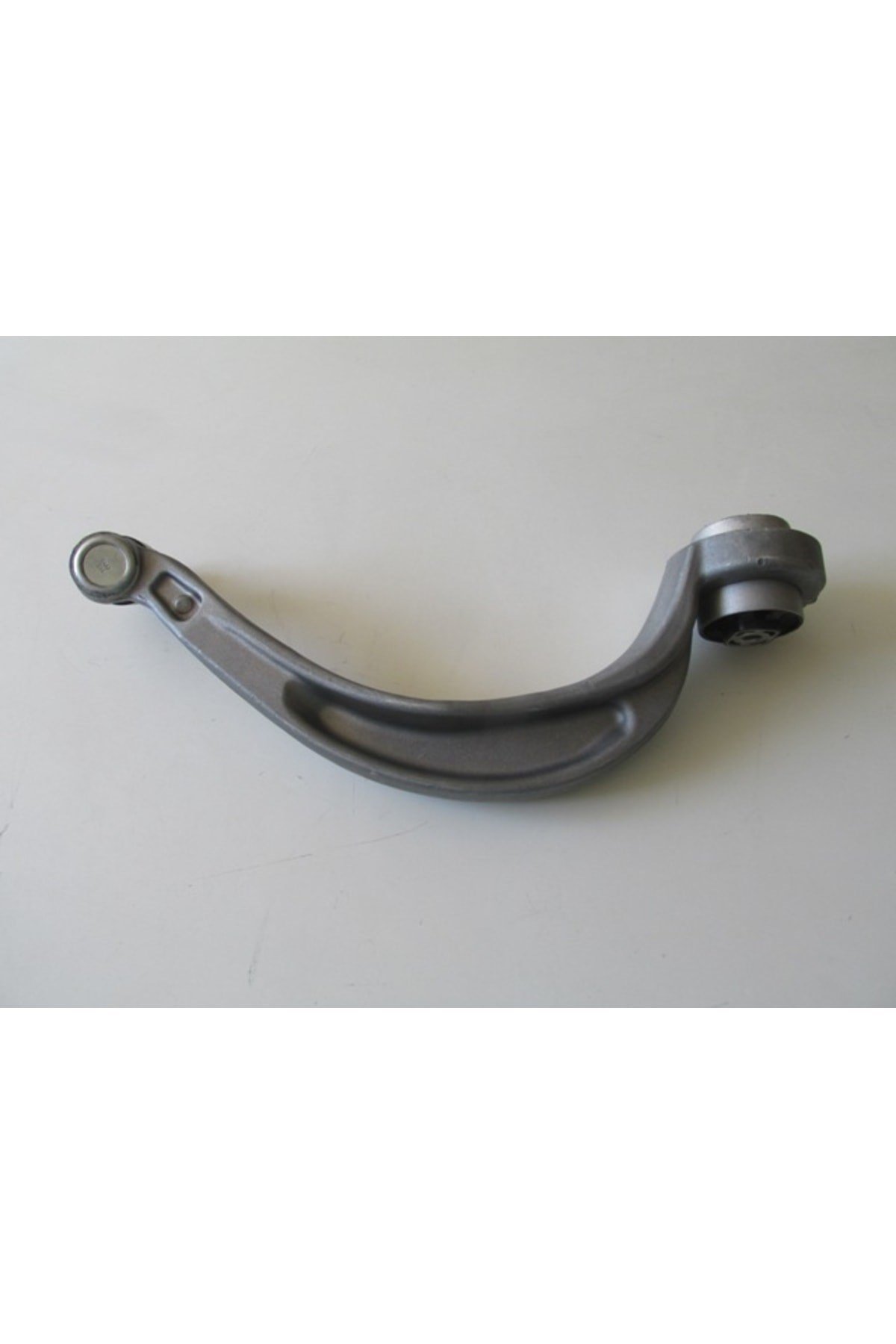 Audı A4- 08/12 Ön Alt Tabla Sağ Eğri Tip Burçlu/rotilli (65 Mm M14) (salıncak) Alüminyum (sh) 8k0407