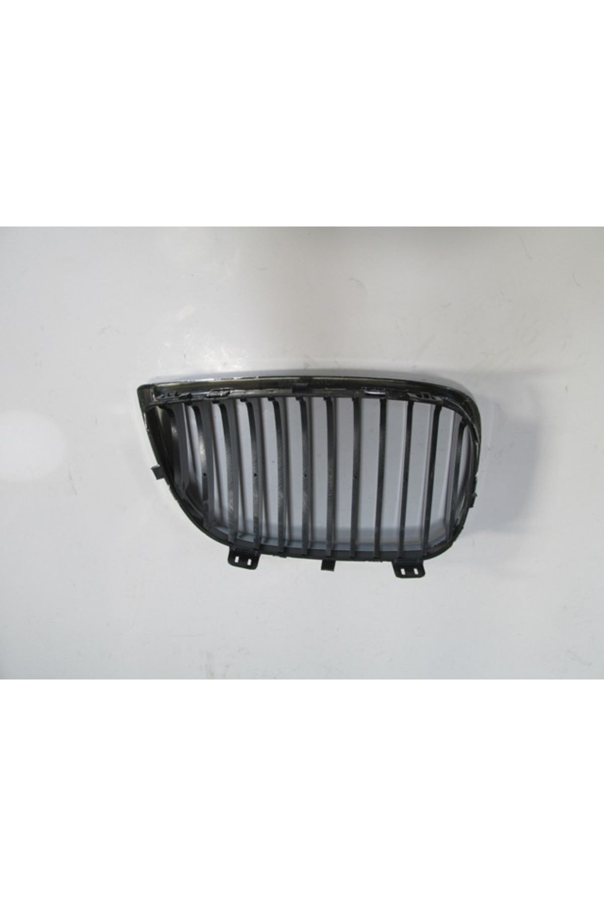 Bmw 1 E87 Ön Panjur Sol Siyah Nikelaj Çerçeveli Oem 04 08 Serisi 51137077129