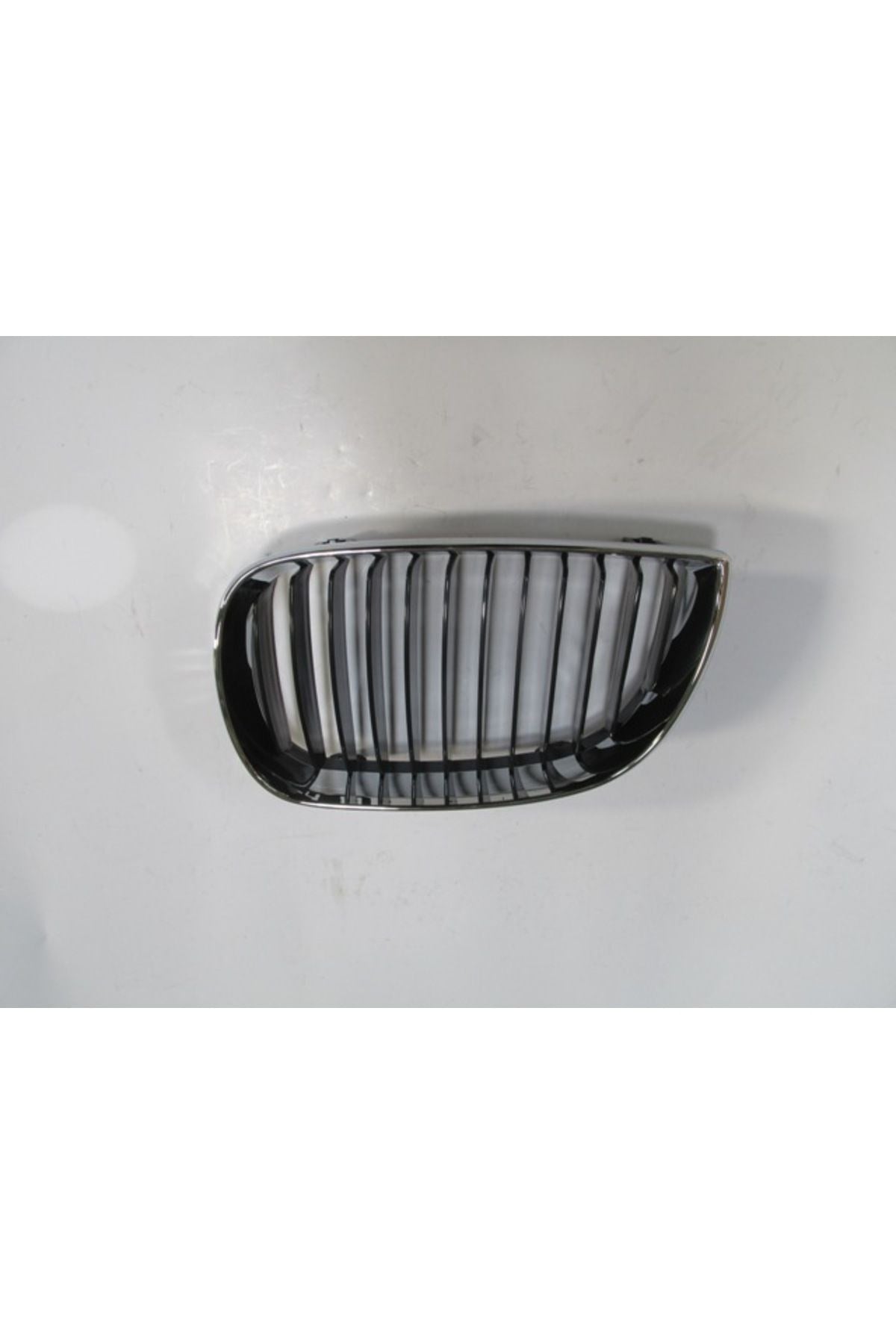 Bmw 1 E87 Ön Panjur Sol Siyah Nikelaj Çerçeveli Oem 04 08 Serisi 51137077129