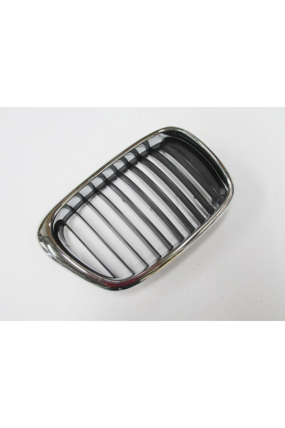 Bmw 5 Serı E39 Ön Panjur Sağ Nikelajlı Siyah Tw Adet Oem No 51137005838 2001 2003