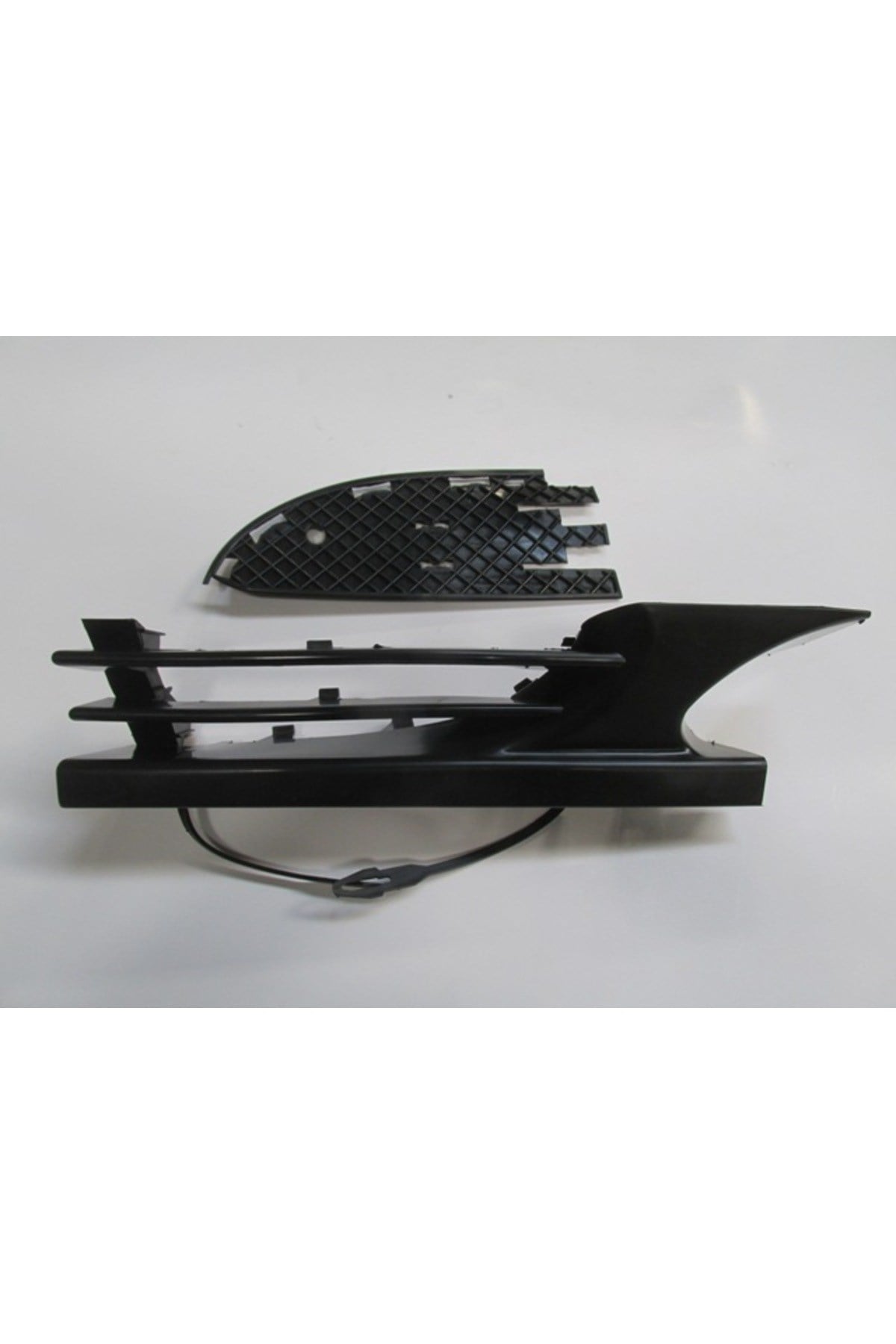 Mercedes C Class- W202- 97/99; Ön Tampon Çeki Demiri Kapağı Sol Siyah (TW) 2028800505