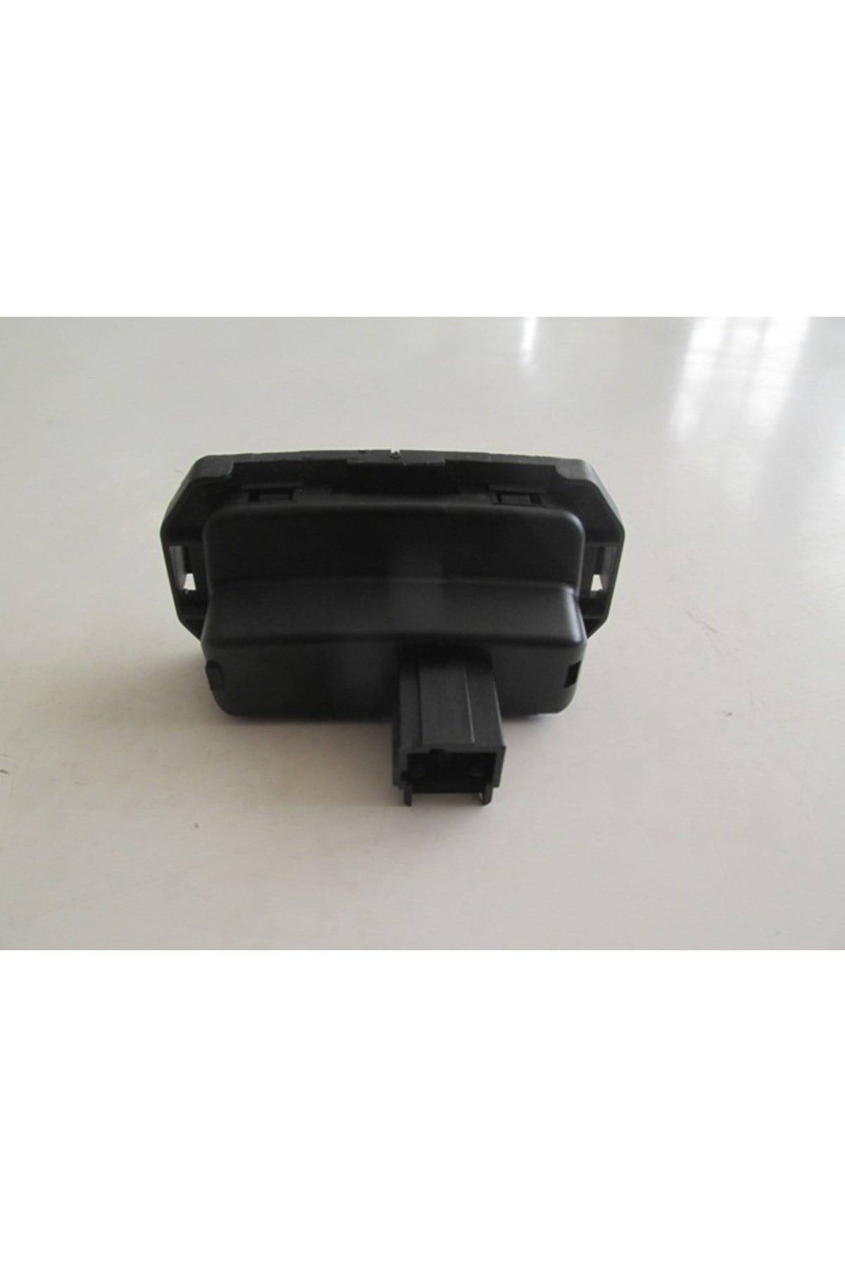 Renault Modus- 06-08 Bagaj Açma Düğmesi (BUTONU) Oem No: 8200076256 Uyumlu 1435-2890