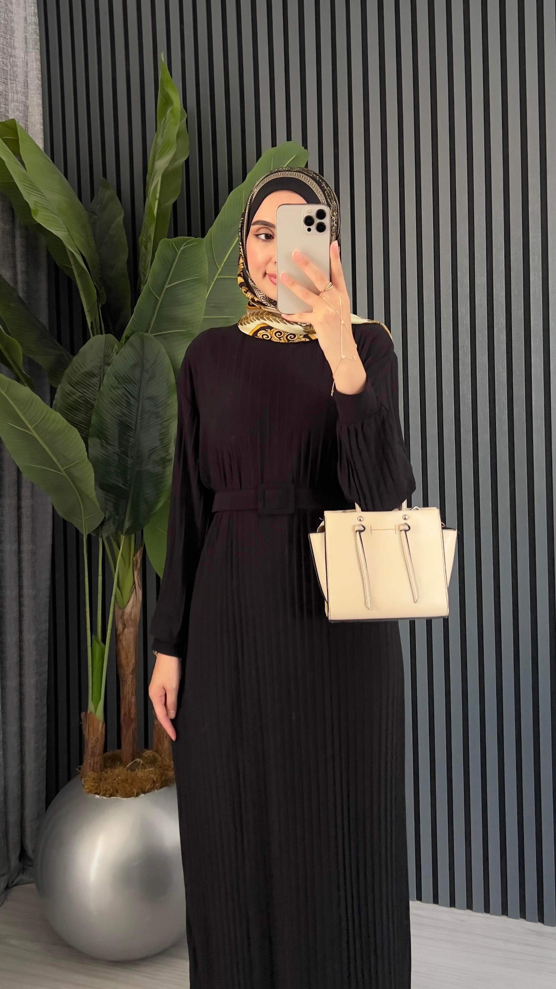 Sandy Pliseli Kemerli Elbise | Siyah