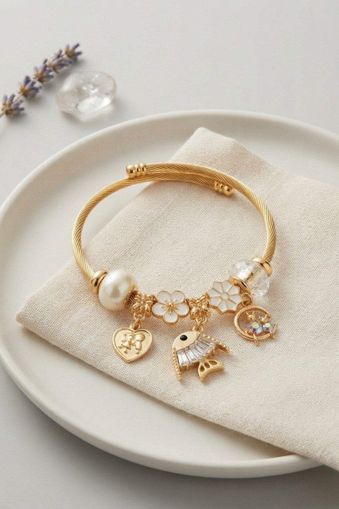 Balık Charmlı Beyaz Renk Gold Bileklik