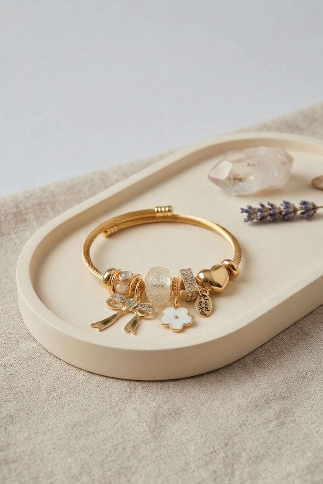 Fiyonk Charmlı Beyaz Renk Gold Bileklik