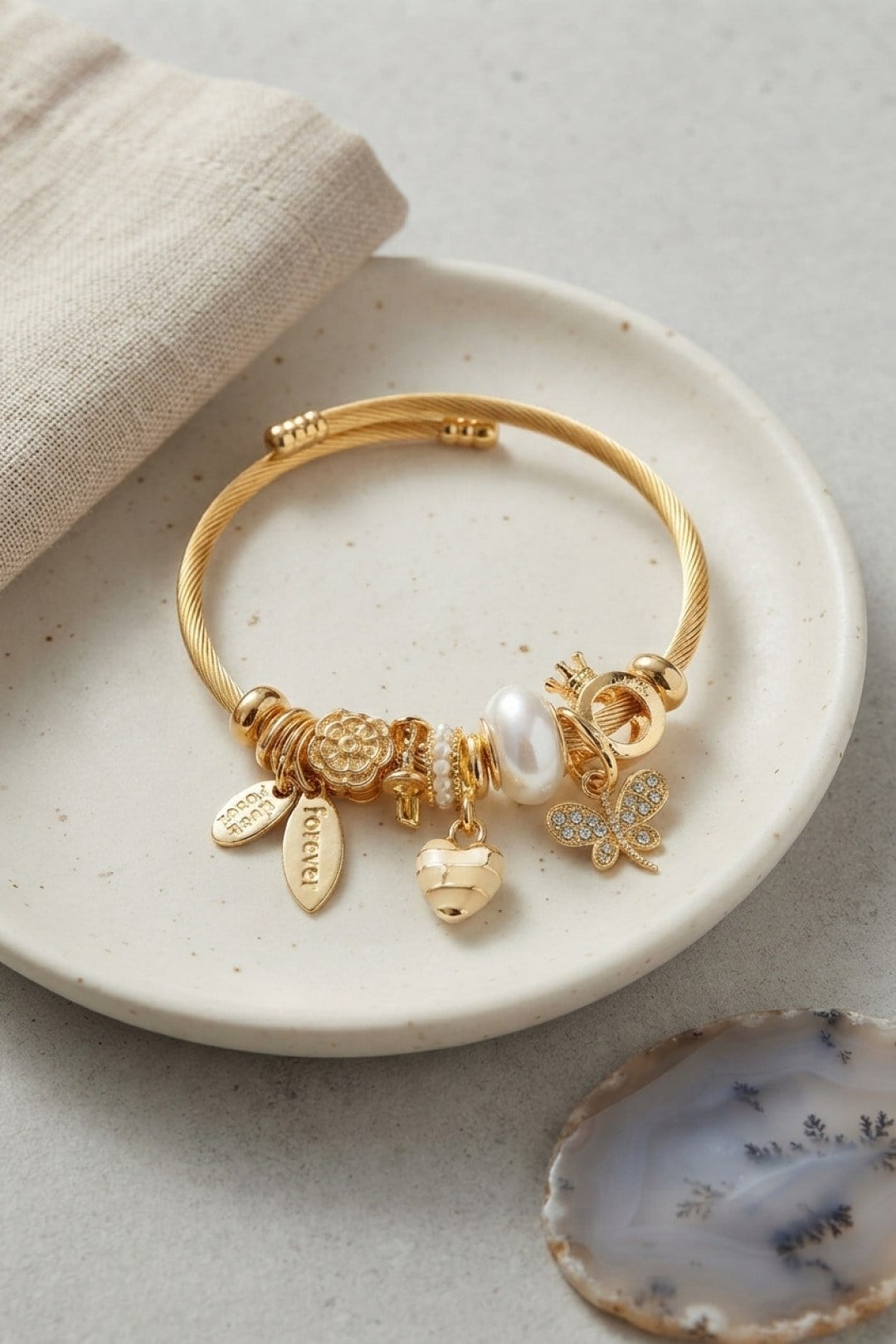 Krem Kalpli ve Kelebek Model Charmlı Bileklik