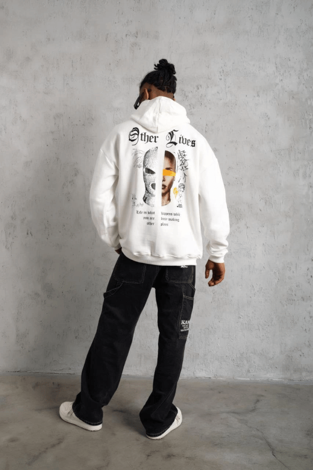 Oversize Üç İplik Şardonlu Kapüşonlu Sweatshirt – Beyaz “Other Lives” Ön Ve Arka Baskılı, Kanguru Cepli, Ribanalı Rahat Kışlık Model Beyaz