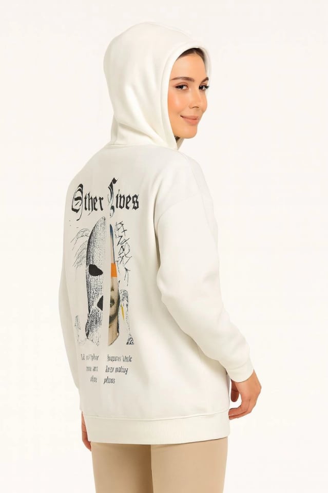 Oversize Üç İplik Şardonlu Kapüşonlu Sweatshirt – Beyaz “Other Lives” Ön Ve Arka Baskılı, Kanguru Cepli, Ribanalı Rahat Kışlık Model Beyaz