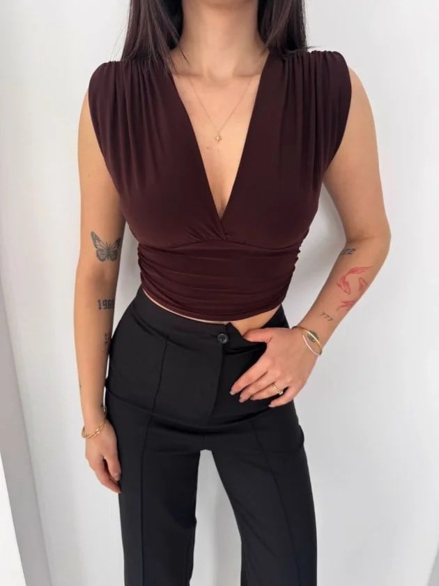 Vatkalı Kolsuz V Yaka Drapeli Crop Bluz Likralı Fit - Kahverengi