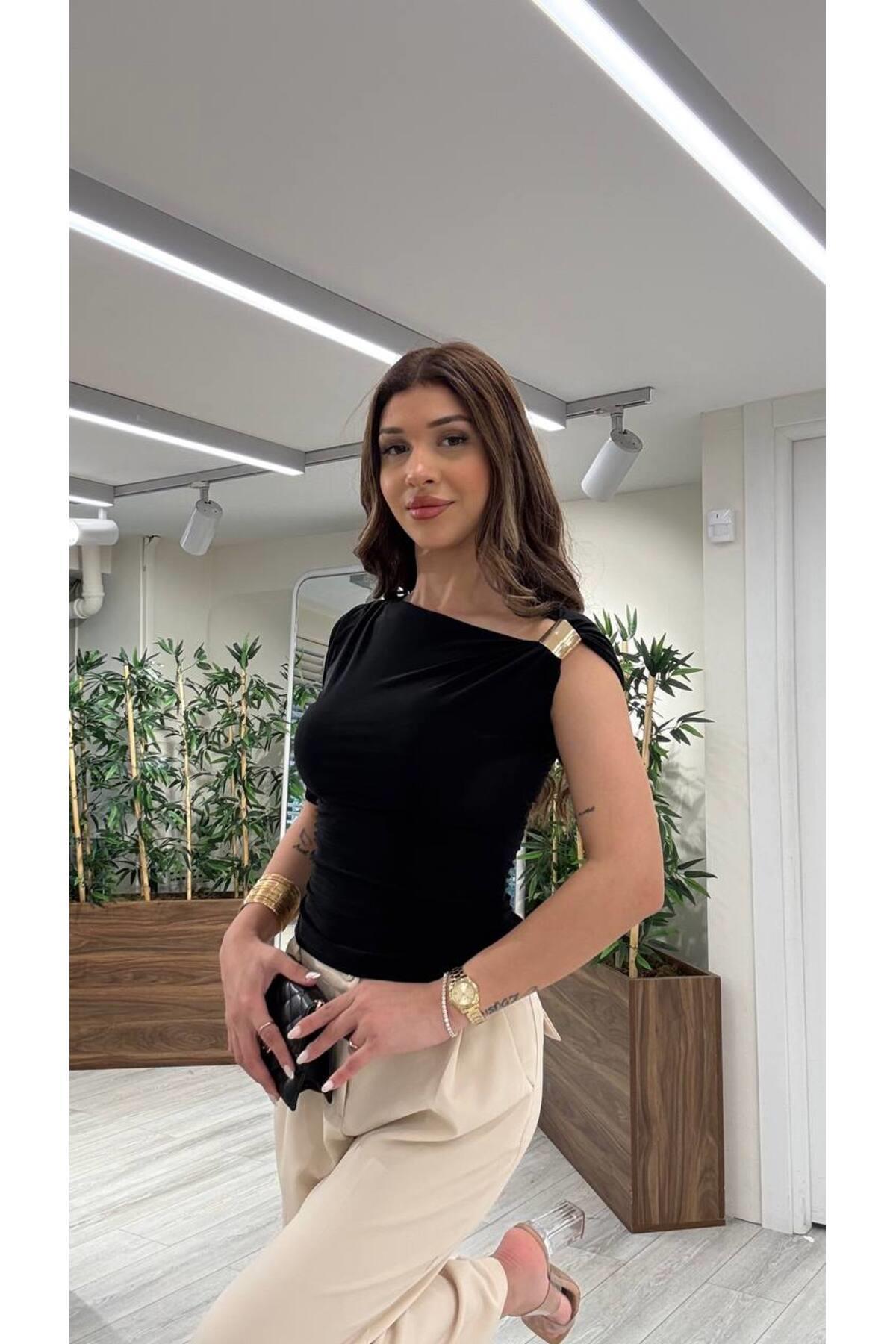 Omuz detaylı bluz