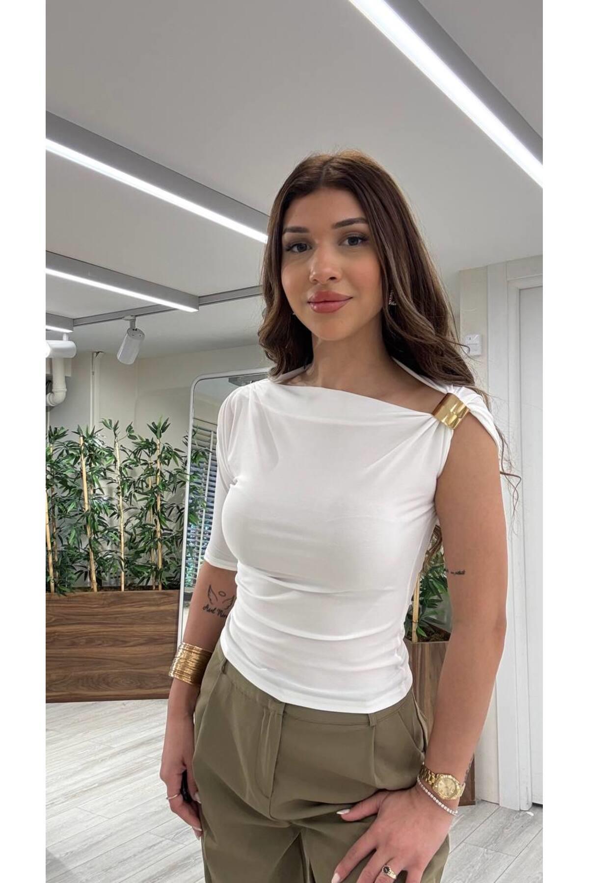 Omuz detaylı bluz