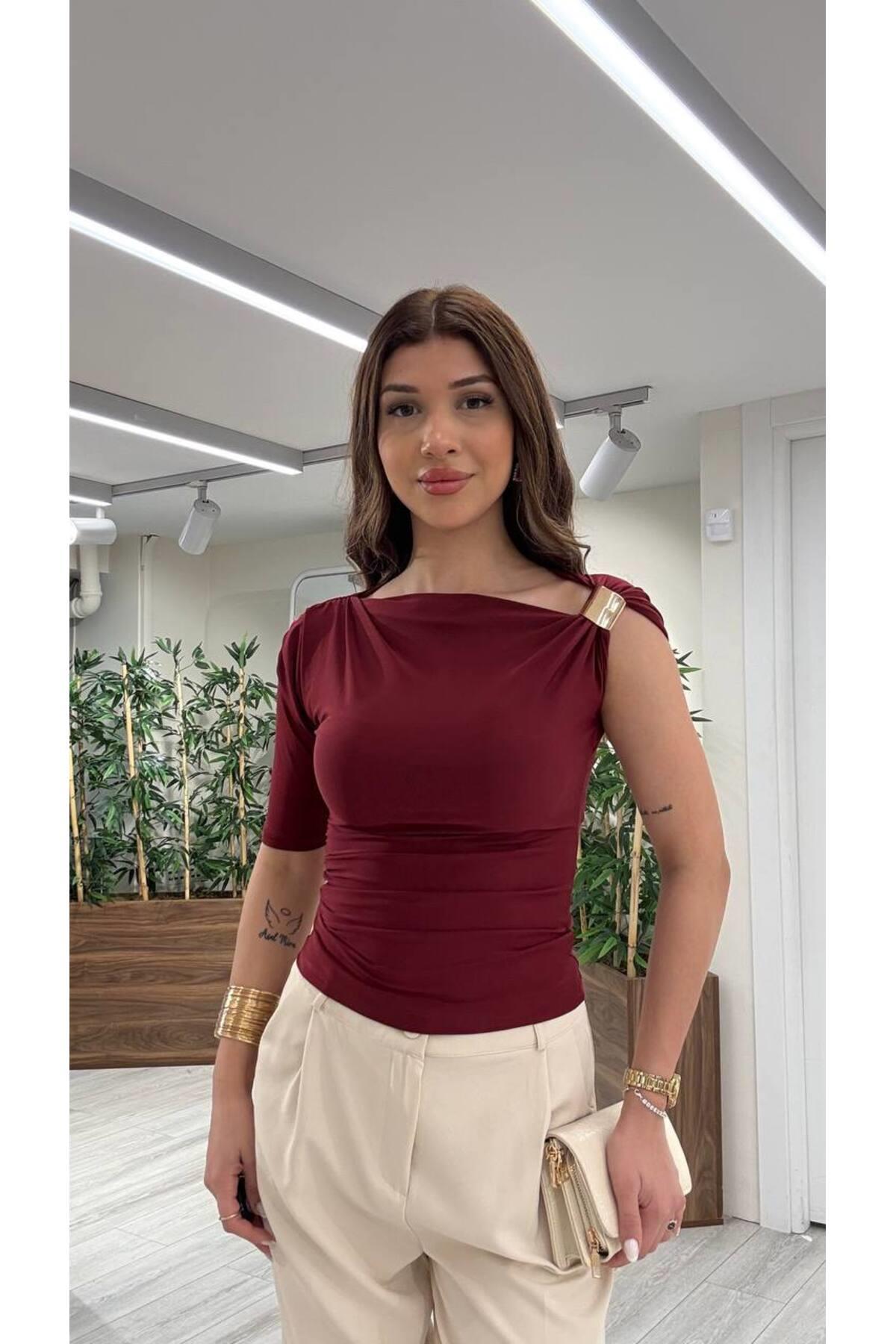 Omuz detaylı bluz