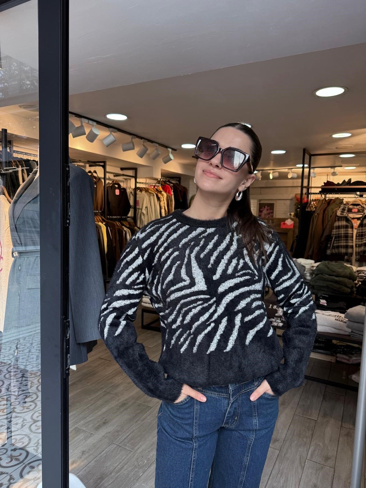 https://mossibutik.com/siyah-v-yaka-cicek-aplikeli-triko-kazak-oversize-yumusak-dokulu