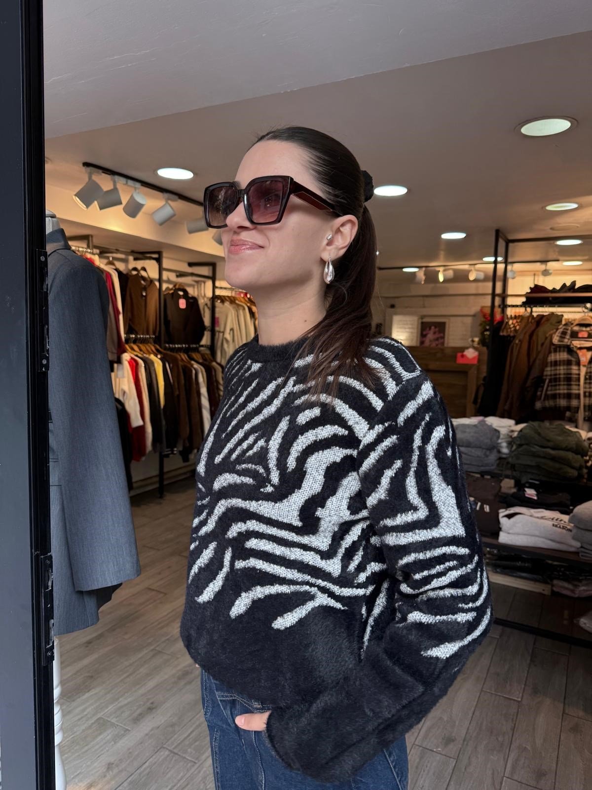 https://mossibutik.com/siyah-v-yaka-cicek-aplikeli-triko-kazak-oversize-yumusak-dokulu