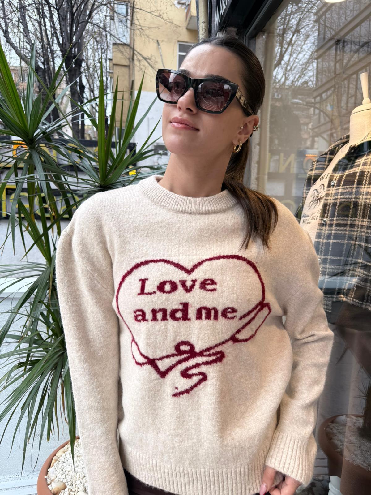 Love and Me Yazılı Kalp Desenli Bej Triko Kazak