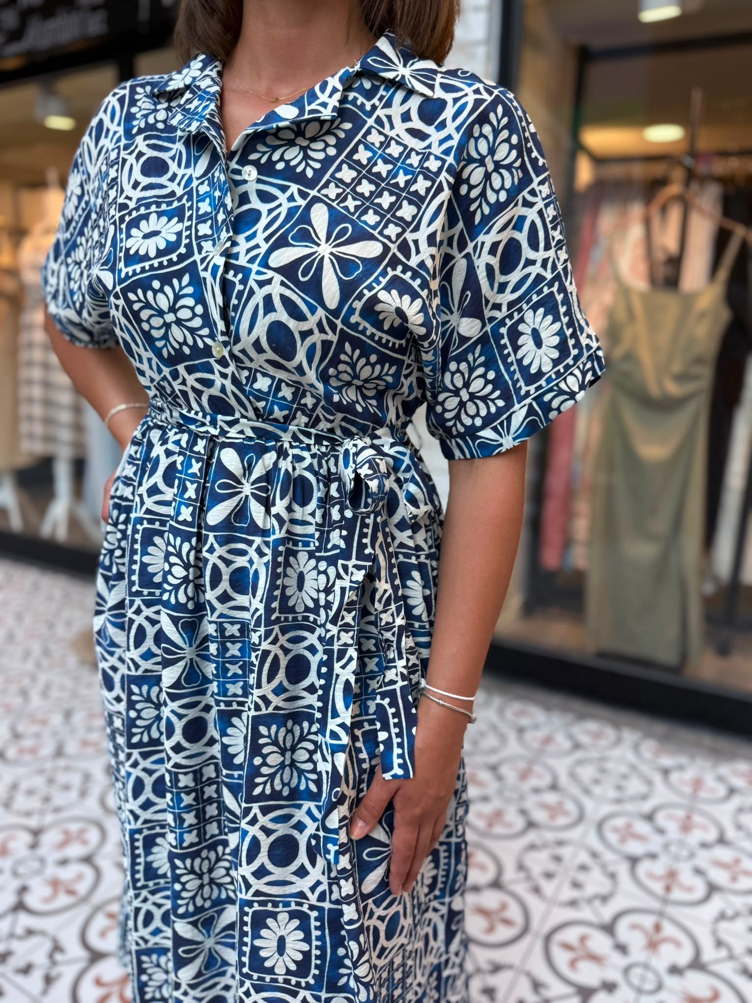 Mavi Beyaz Çini Desenli Gömlek Yaka Kuşaklı Elbise | Mossi Butik