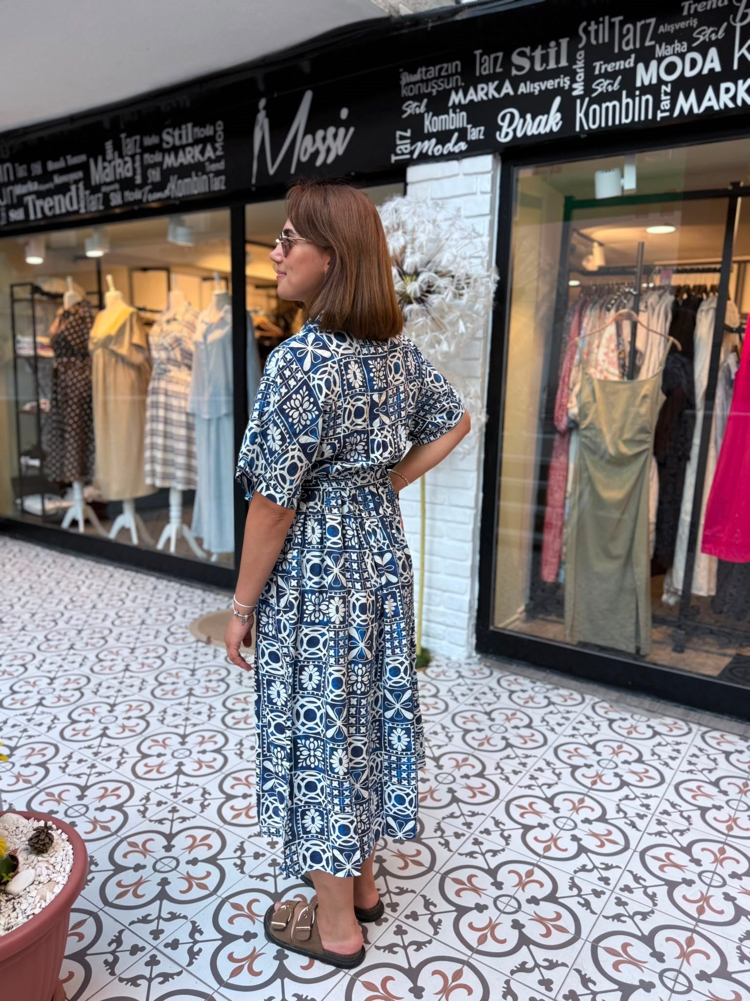 Mavi Beyaz Çini Desenli Gömlek Yaka Kuşaklı Elbise | Mossi Butik