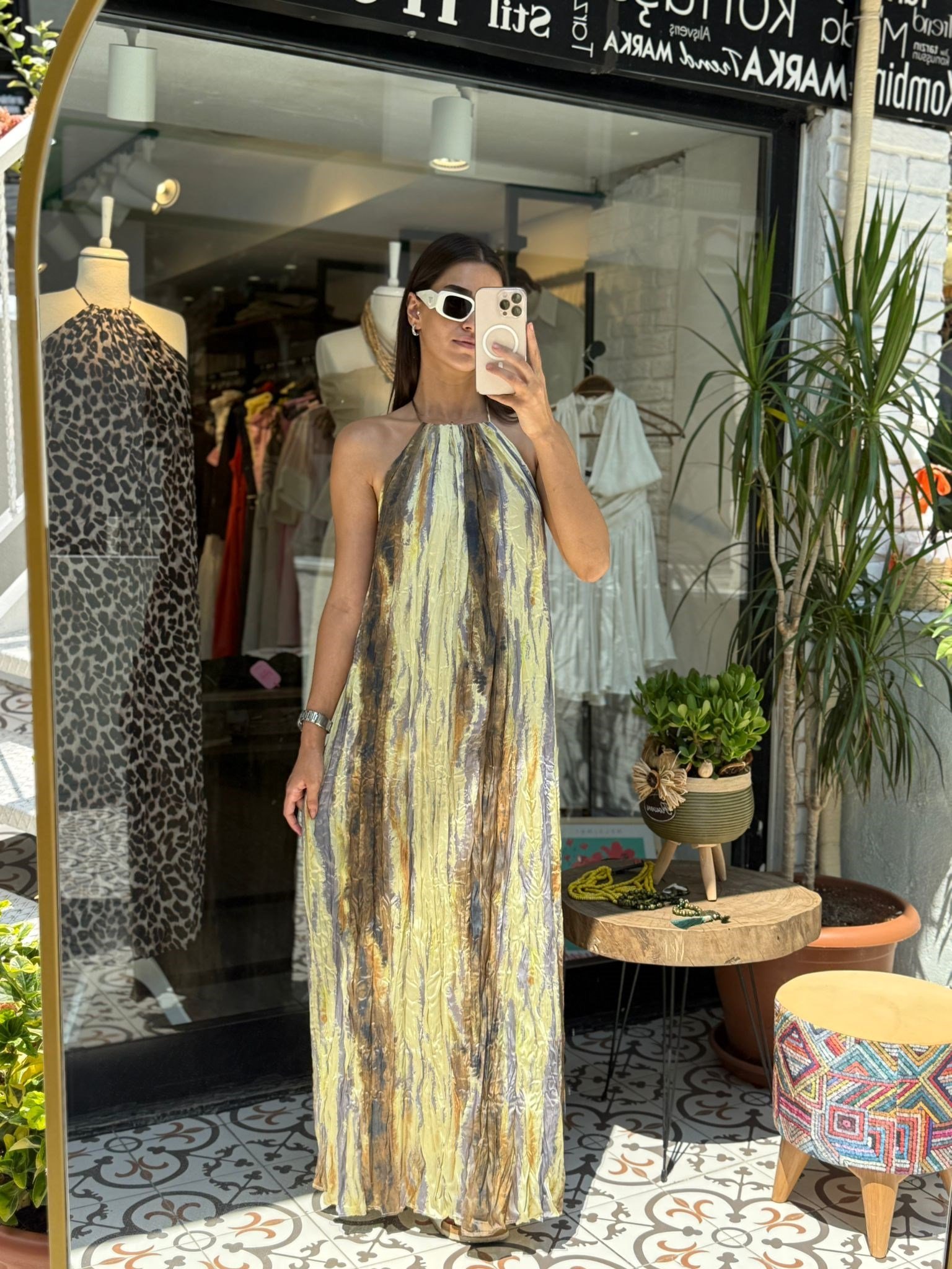 Sırt Dekolteli Batik Desenli Pliseli Uzun Elbise