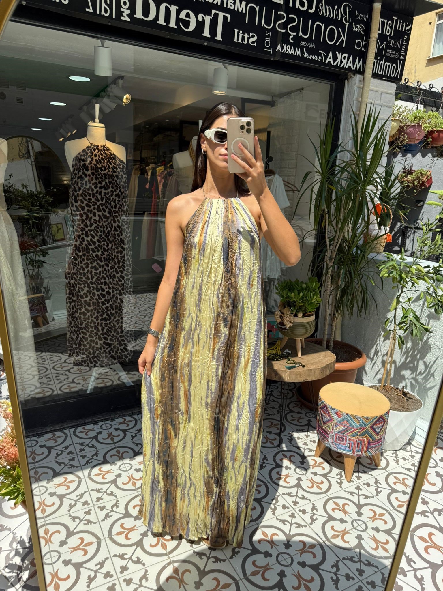 Sırt Dekolteli Batik Desenli Pliseli Uzun Elbise