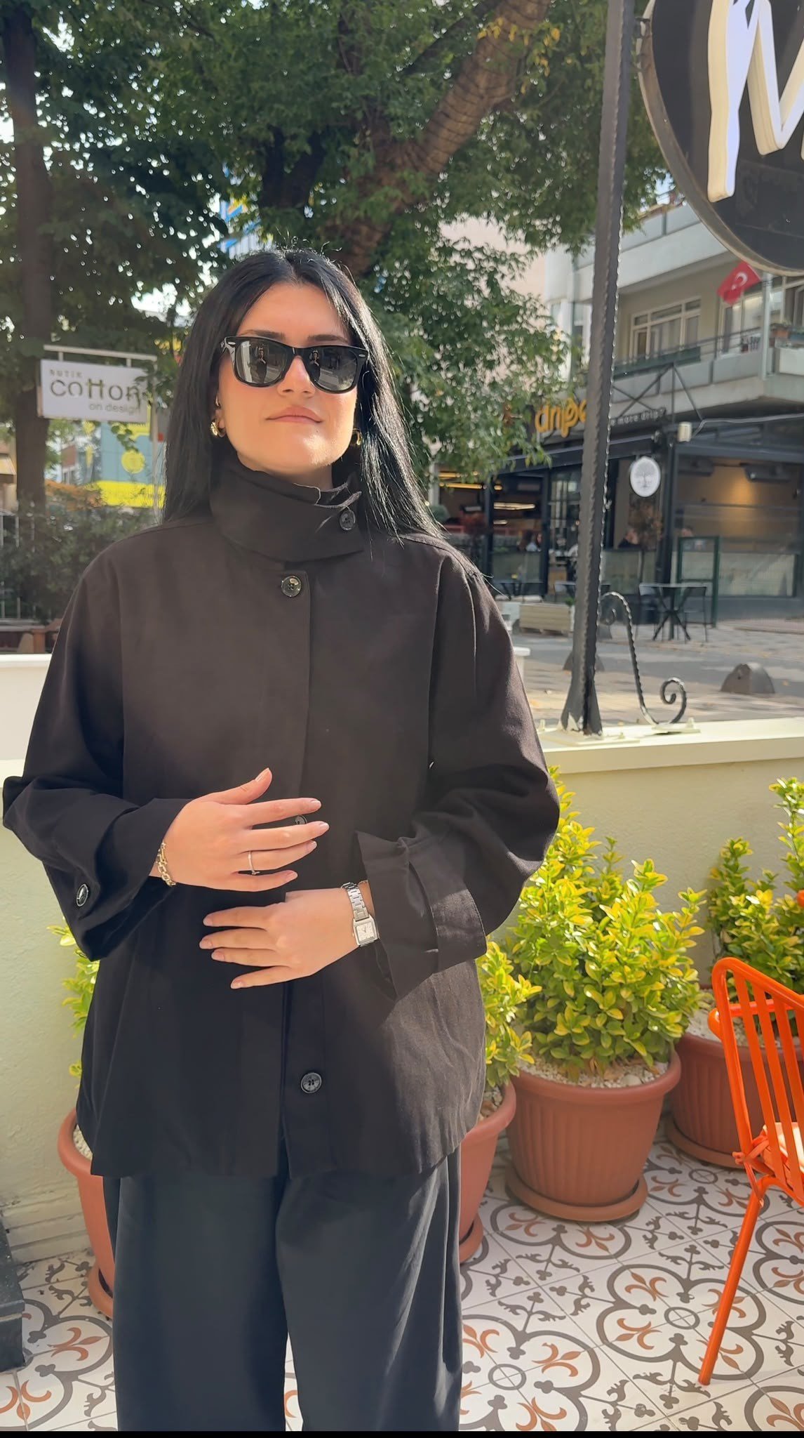 Siyah Dik Yaka Oversize Kısa Trenç