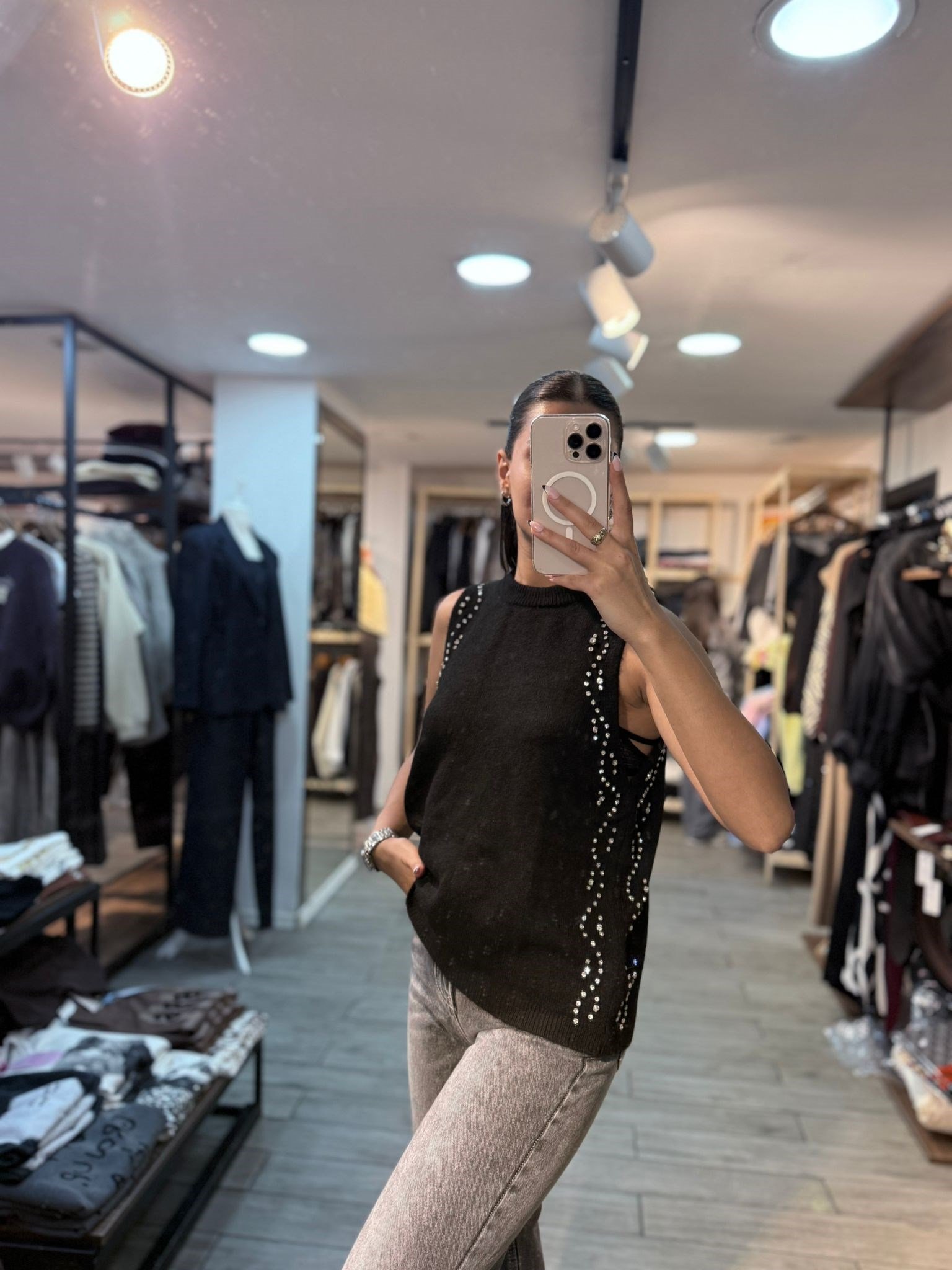 Siyah Taş Detaylı Kolsuz Triko Bluz – Yüksek Yaka